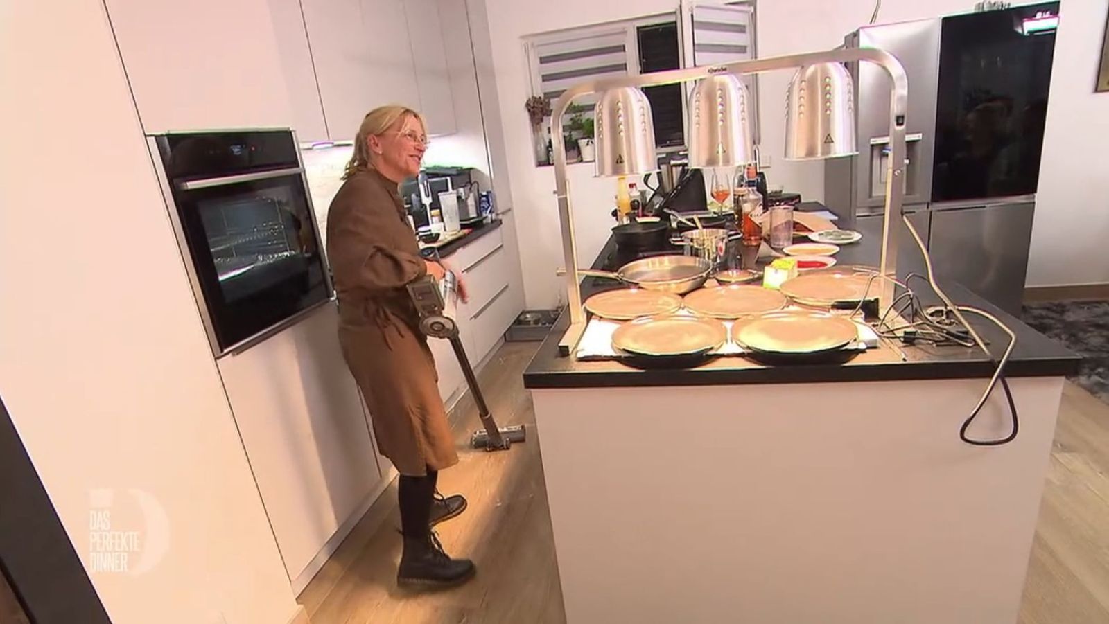 Speisestärke auf dem Boden? Da holt Sandra doch schnell den Staubsauger.
 (Bild: RTL)