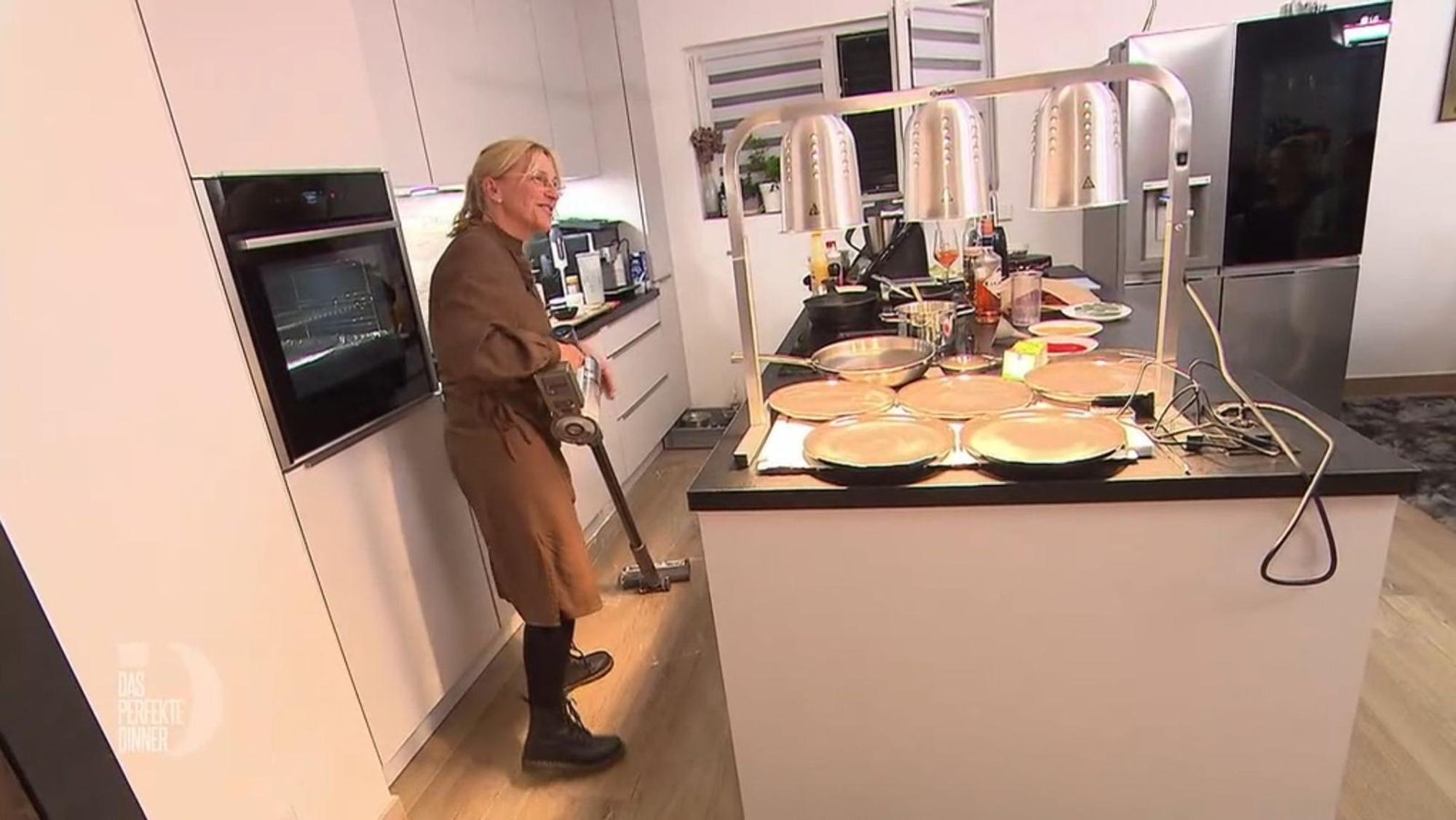Speisestärke auf dem Boden? Da holt Sandra doch schnell den Staubsauger.
(Bild: RTL)
