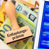 Stempel mit Aufschrift Entlastungsprämie auf Euroscheinen und Preistafel an einer Tankstelle Hamburg Hamburg Deutschland
