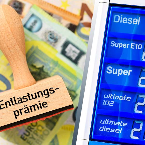 Stempel mit der Aufschrift Entlastungsprämie. Im Hintergrund sind Euroscheine zu sehen, rechts daneben die Preistafel einer Tankstelle