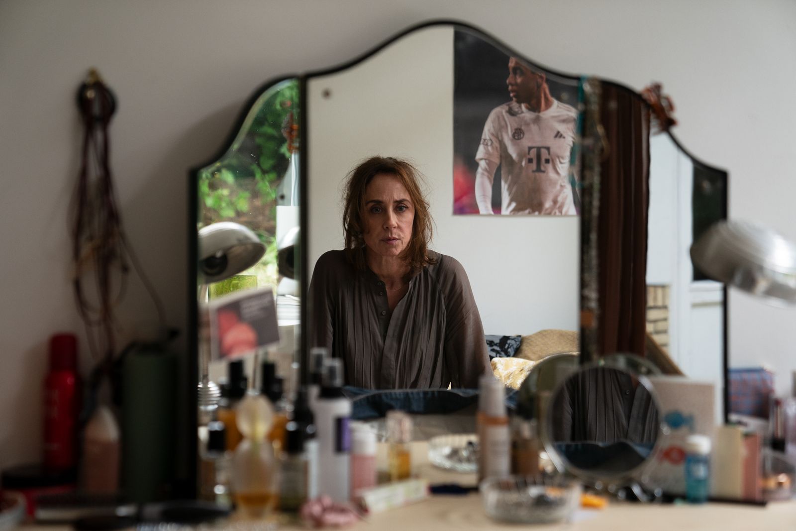 Marie Holst (Sofie Gråbøl) ist seit dem Mord an ihrer Tochter verzweifelt. Auch Emma war, wie die nun getötete Zara, zuvor gestalkt und mit Nachrichten terrorisiert worden. (Bild: Tine Harden/Netflix)