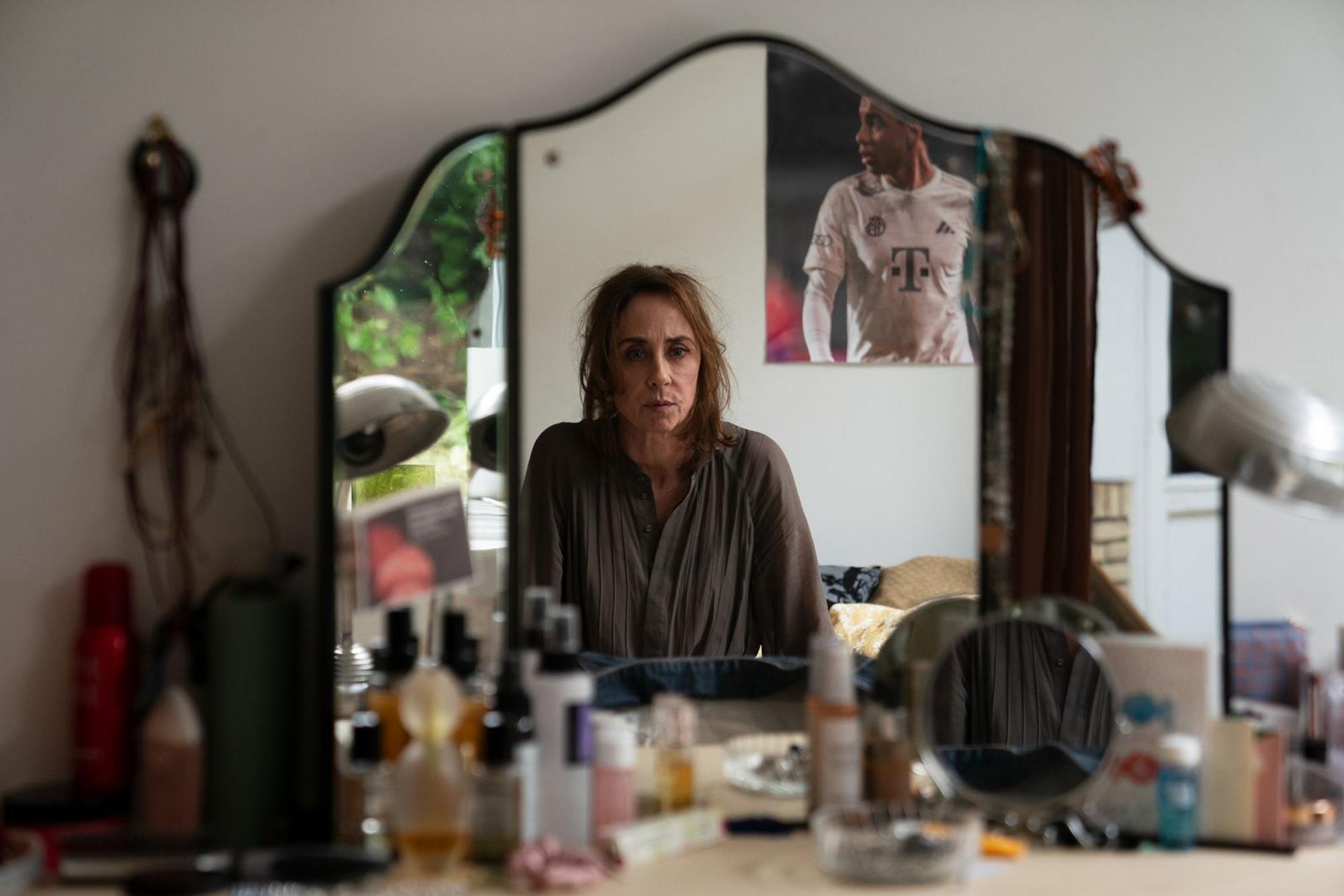 Marie Holst (Sofie Gråbøl) ist seit dem Mord an ihrer Tochter verzweifelt. Auch Emma war, wie die nun getötete Zara, zuvor gestalkt und mit Nachrichten terrorisiert worden. (Bild: Tine Harden/Netflix)