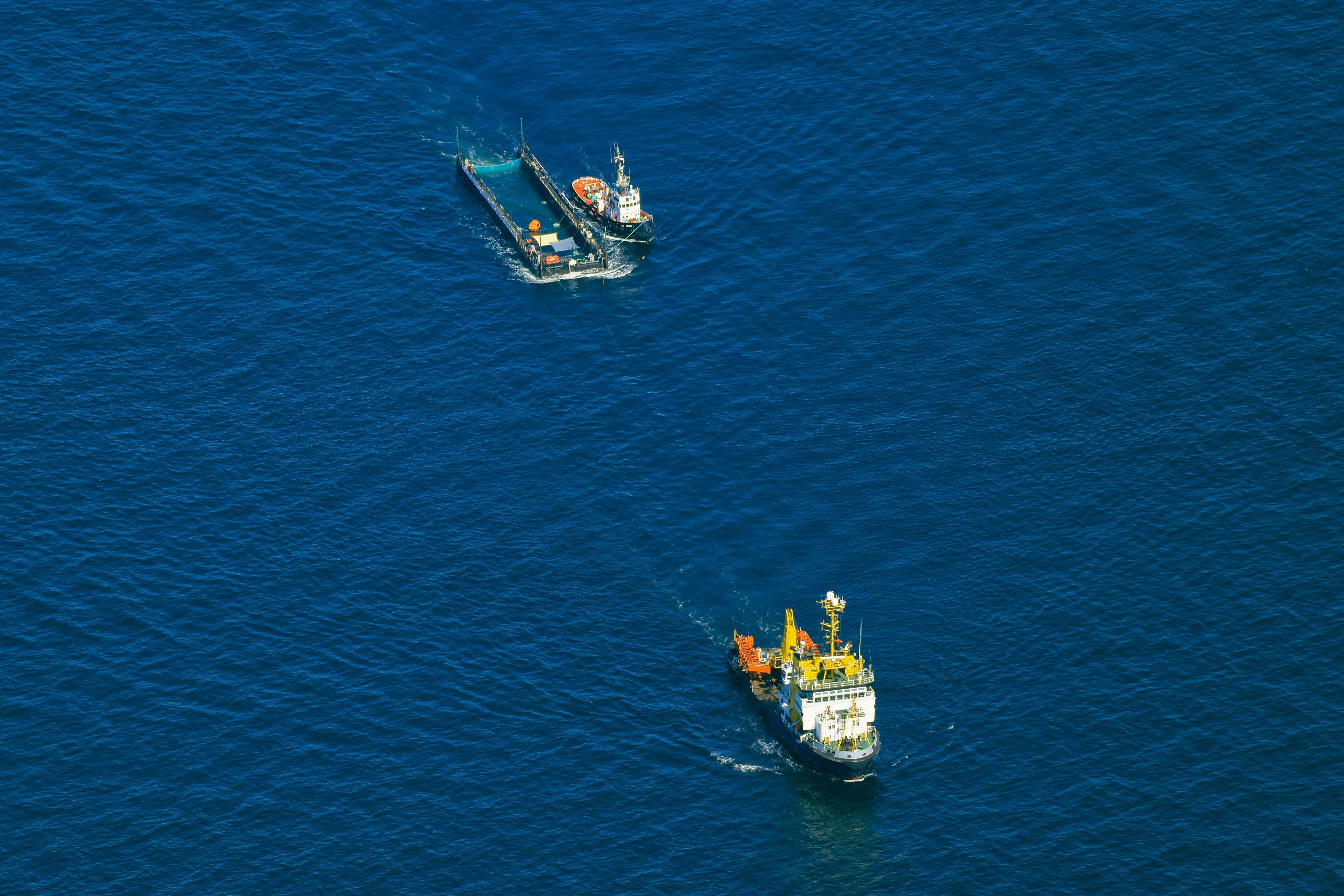 Der Buckelwal wird in seiner Barge vom Schlepper Fortuna B entlang der dänischen Küste in Höhe unterhalb von Skagen, im sogenannten Skagerrak, durch die Ostsee gezogen (Luftaufnahme aus einem Flugzeug).