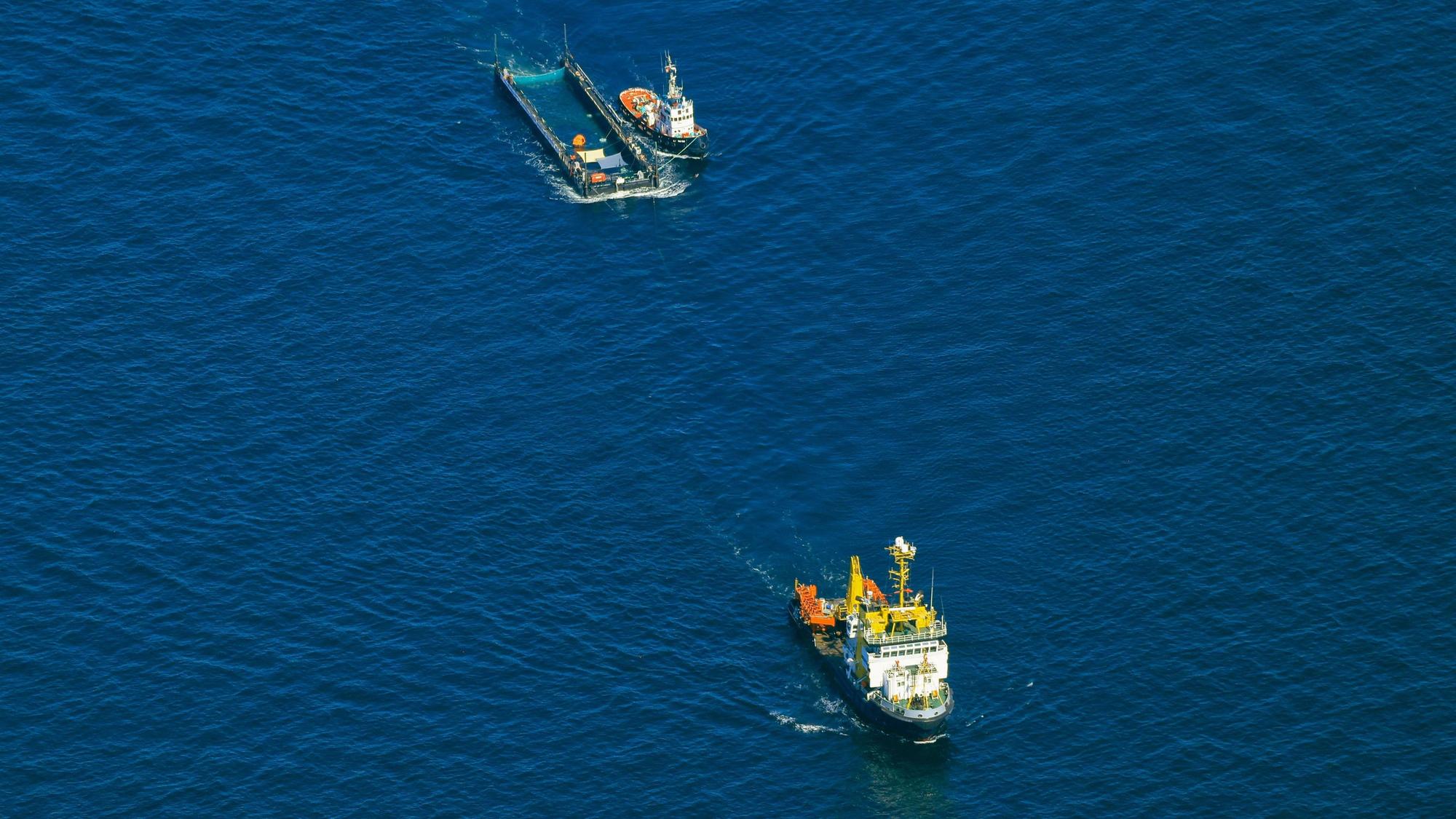 Der Buckelwal wird in seiner Barge vom Schlepper Fortuna B entlang der dänischen Küste in Höhe unterhalb von Skagen, im sogenannten Skagerrak, durch die Ostsee gezogen (Luftaufnahme aus einem Flugzeug).