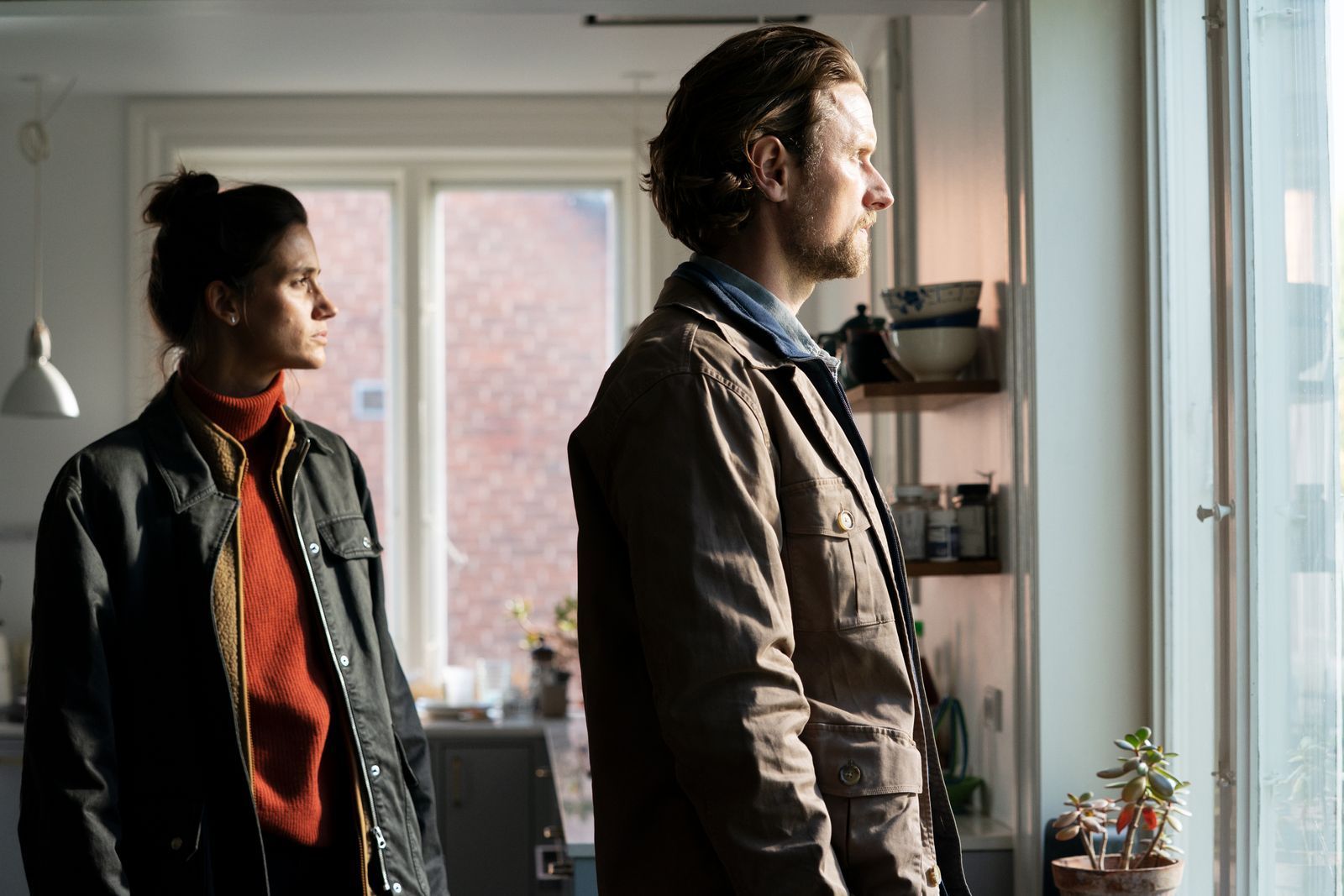 Während sie in einem neuen Mordfall ermitteln, haben Naia Thulin (Danica Curcic) und Mark Hess (Mikkel Boe Følsgaard)  auch private Dinge zu klären. (Bild: Tine Harden / Netflix)