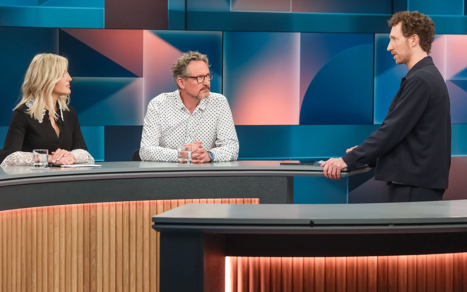 Moderator Louis Klamroth (rechts) diskutierte mit seinen „Hart aber fair“-Gästen Patrice Aminati und Eckart von Hirschhausen über das deutschen Gesundheitswesen. (Bild: WDR/Oliver Ziebe)