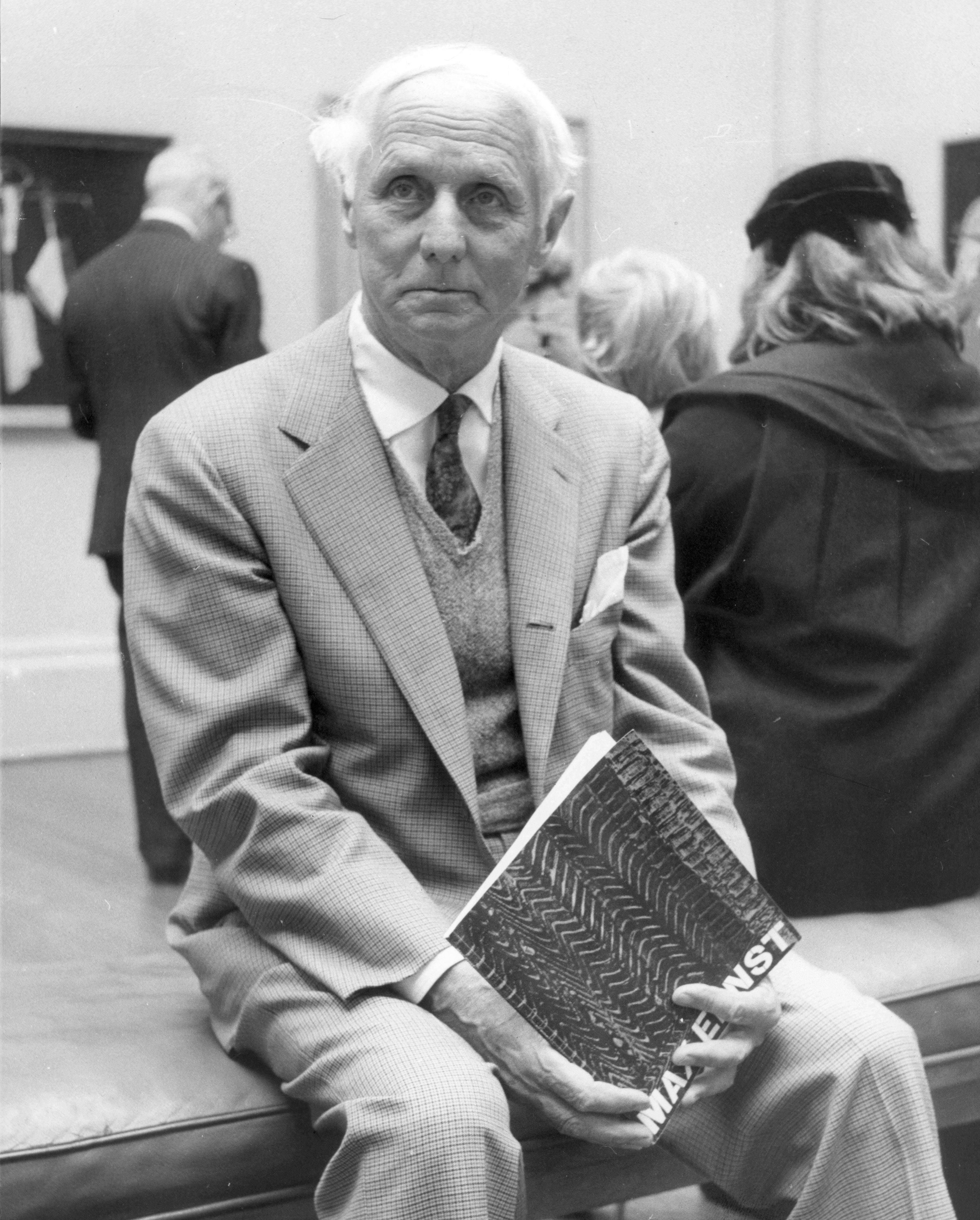 Max Ernst in der Tate Gallery in London während einer Ausstellung seiner Werke in den 1960er Jahren.