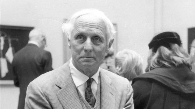 Max Ernst in der Tate Gallery in London während einer Ausstellung seiner Werke in den 1960er Jahren.
