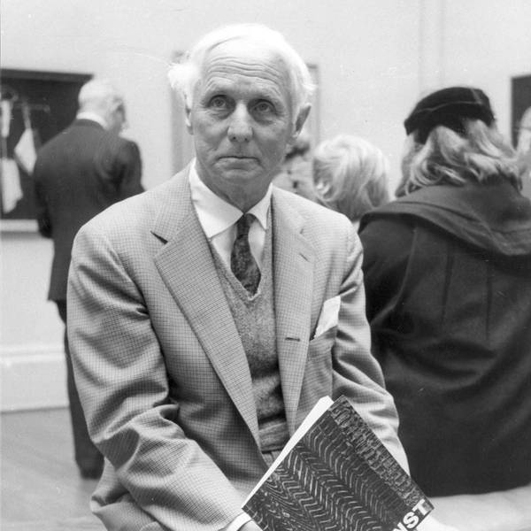 Max Ernst in der Tate Gallery in London während einer Ausstellung seiner Werke in den 1960er Jahren.