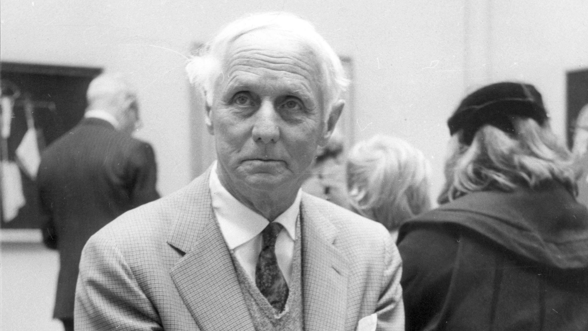 Max Ernst in der Tate Gallery in London während einer Ausstellung seiner Werke in den 1960er Jahren.