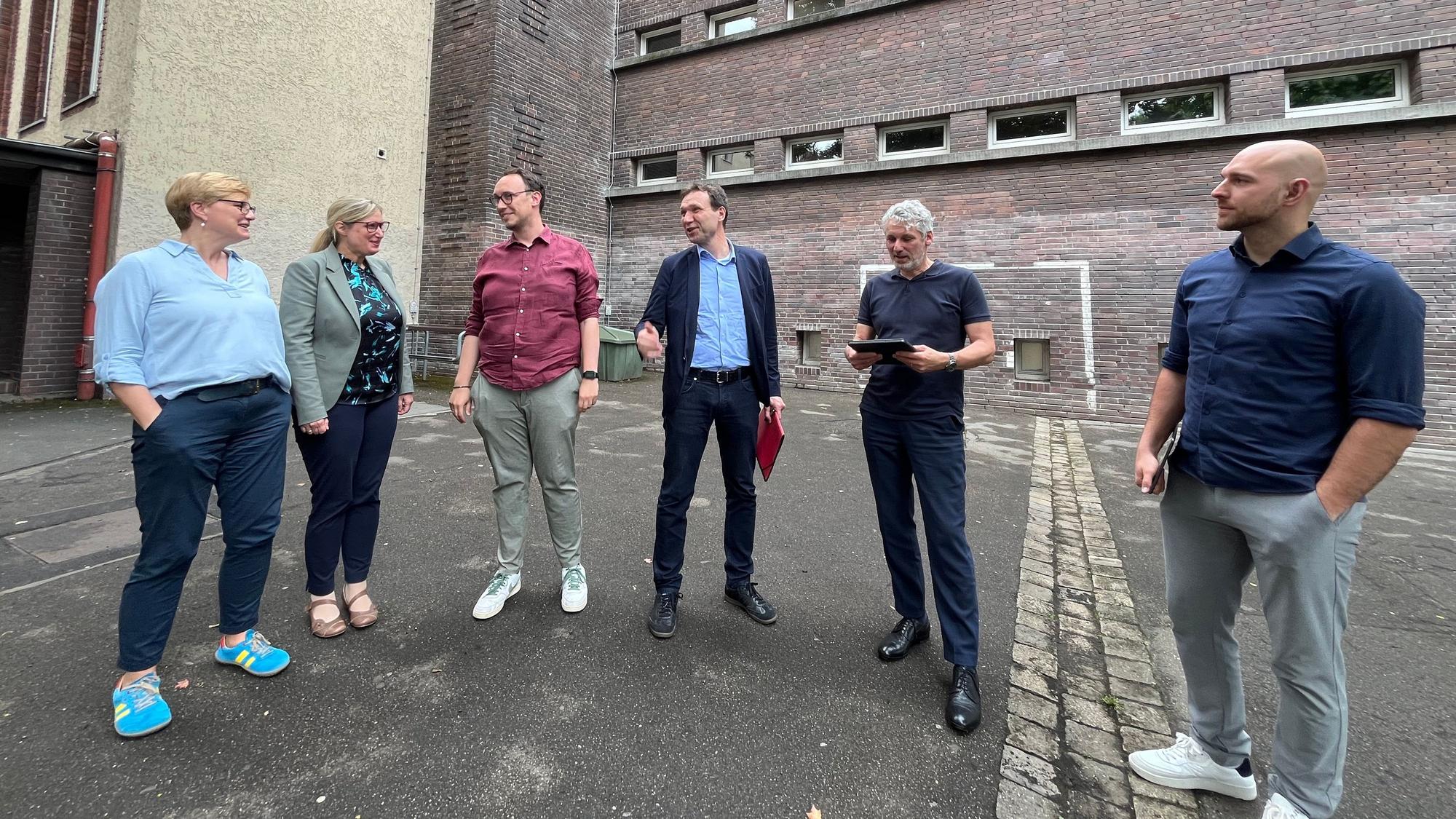Gesundheitsdezernent Alexander Lünenbach (3. v. l.) diskutiert mit Verantwortlichen von Stadt und Schule die Untersuchungsergebnisse.