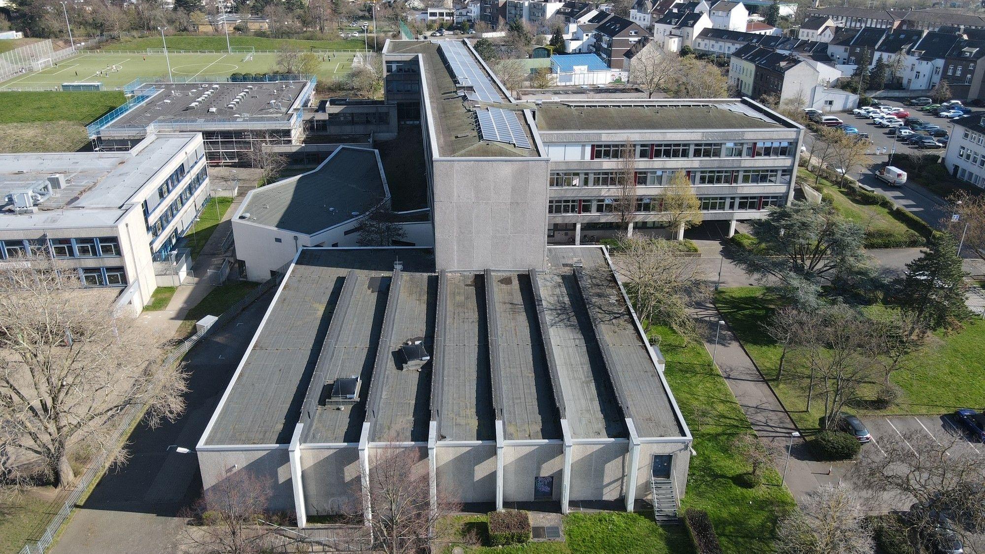 Ein Luftbild zeigt das Theater, das einen Gebäudekomplex mit zwei Schulen bildet.