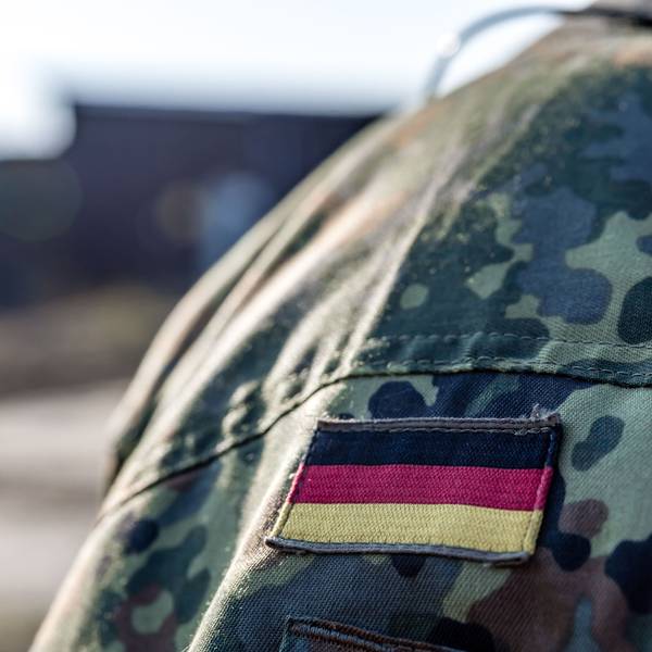 Das deutsche Nationalitätsabzeichen ist auf dem Tarnanzug eines Teilnehmers einer Truppenübung aufgebracht.