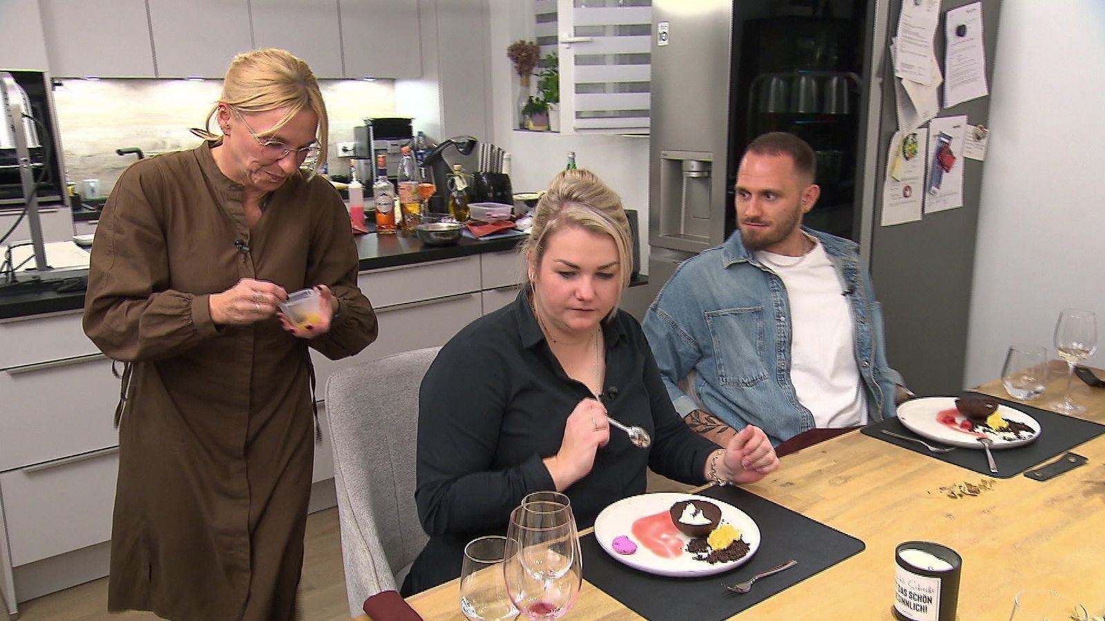 Diana (Mitte) und Manuel finden: Auf dem Dessert-Teller ist viel los - auch farblich. Dabei fehlt noch der Fruchtkaviar.
 (Bild: RTL)