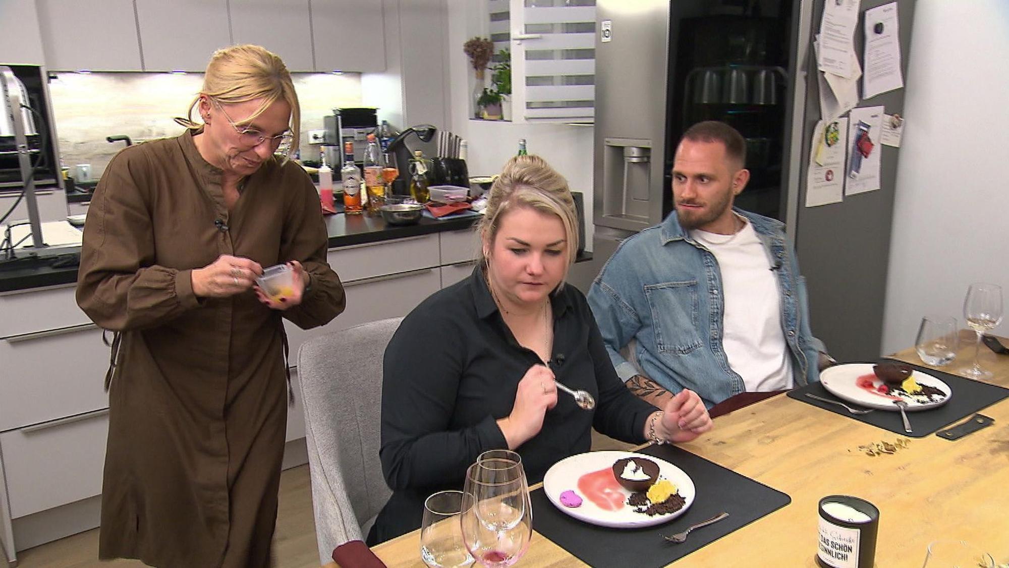 Diana (Mitte) und Manuel finden: Auf dem Dessert-Teller ist viel los - auch farblich. Dabei fehlt noch der Fruchtkaviar.
(Bild: RTL)