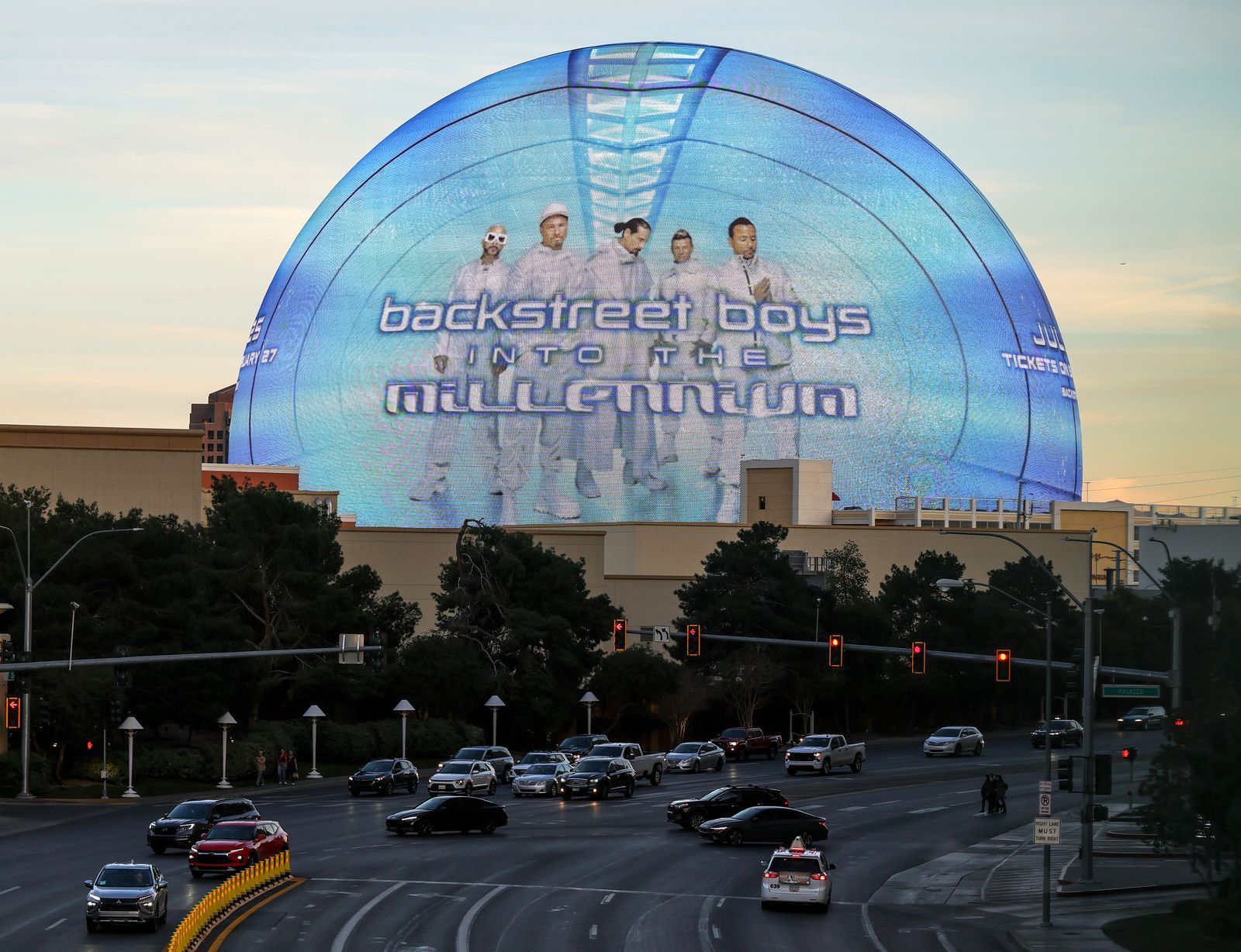 Wie es (noch nicht) endet: Im Sommer spielen Backstreet Boys in der Super-Arena Sphere in Las Vegas 21 Konzerte. Im Herbst kommt die Show für sechs Konzerte, die einzigen in Europa, nach Düsseldorf. (Bild: 2026 Getty Images/Ethan Miller)