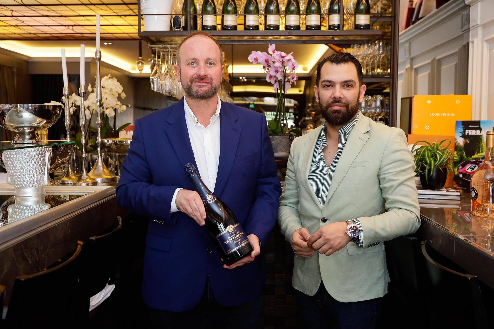 Die Betreibenden in ihrer Champagnerbar und Restaurant Grand Culinas in Junkersdorf. (Archivbild)