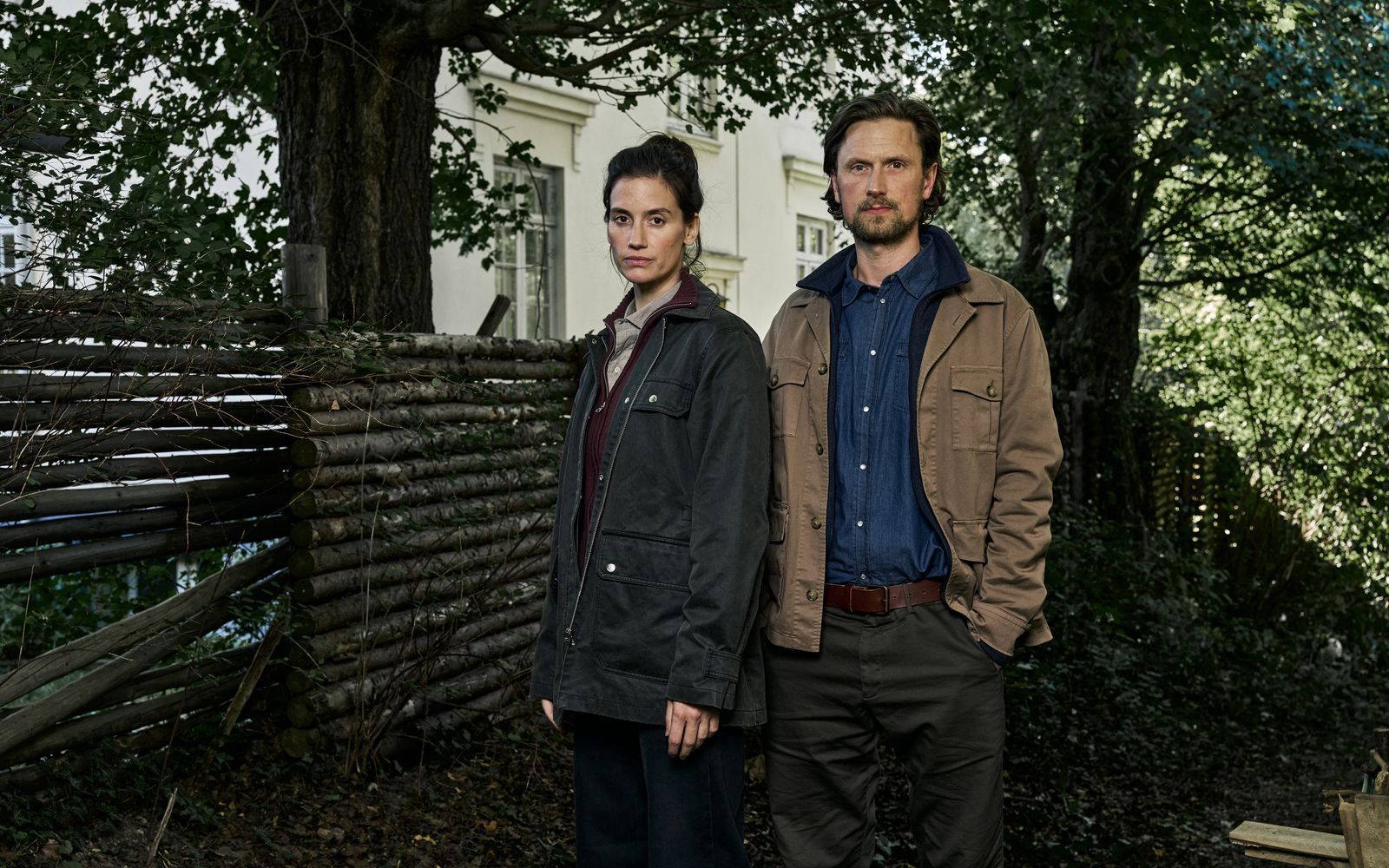 Naia Thulin (Danica Curcic) und Mark Hess (Mikkel Boe Følsgaard) ermitteln in einem neuen Fall von Serienmorden. Die Stimmung zwischen ihnen ist angespannt - was ist seit der Auflösung ihres letzten Falls zwischen ihnen vorgefallen? (Bild: Nikolaj Thaning Rentzmann/Netflix)