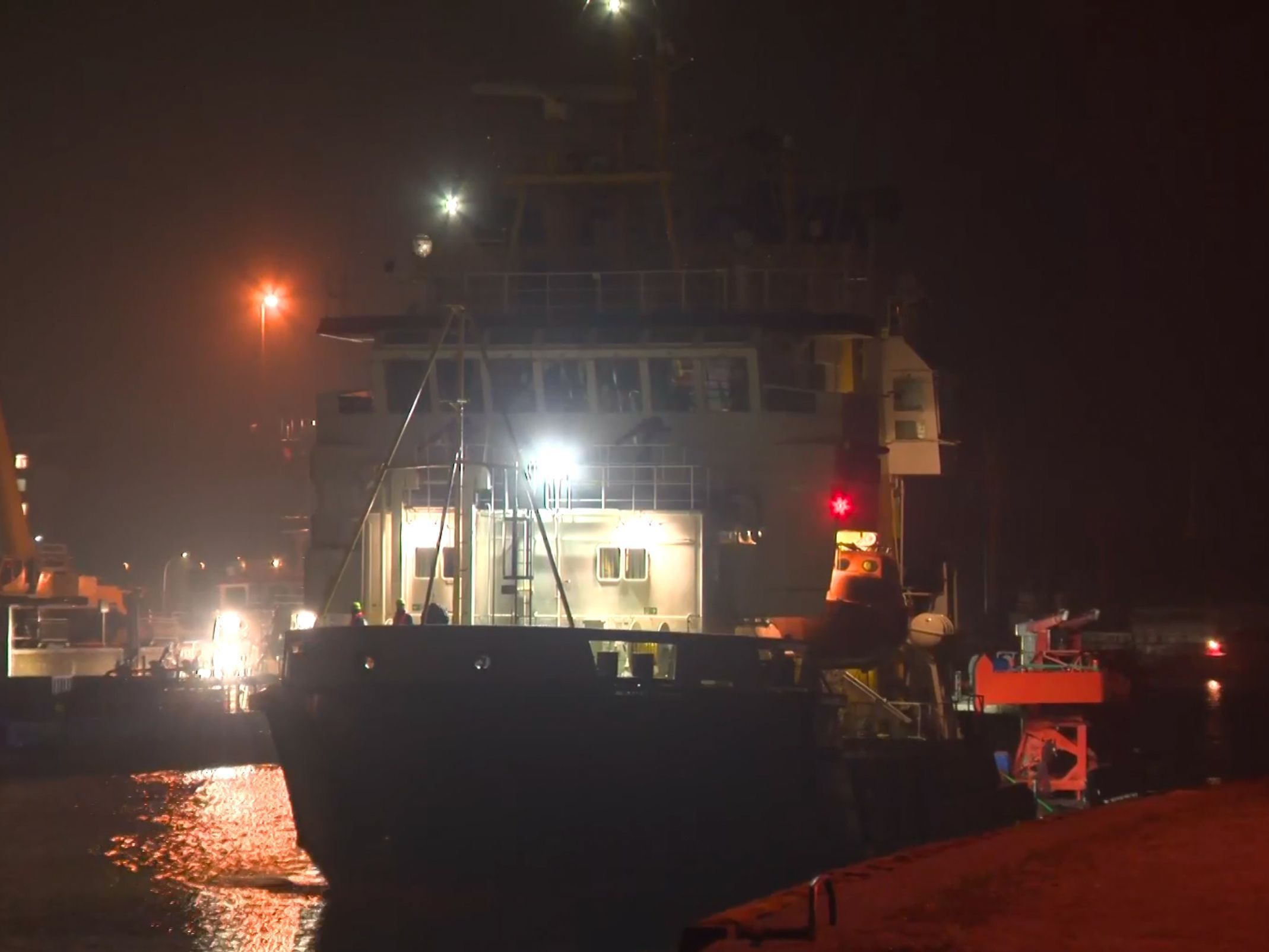 Die „Fortuna B“ liegt im Hafen von Cuxhaven. Eines der beiden Schiffe, die den mehrfach vor der deutschen Küste gestrandeten Wal in die Nordsee brachten, ist am Sonntagabend in Cuxhaven eingelaufen.