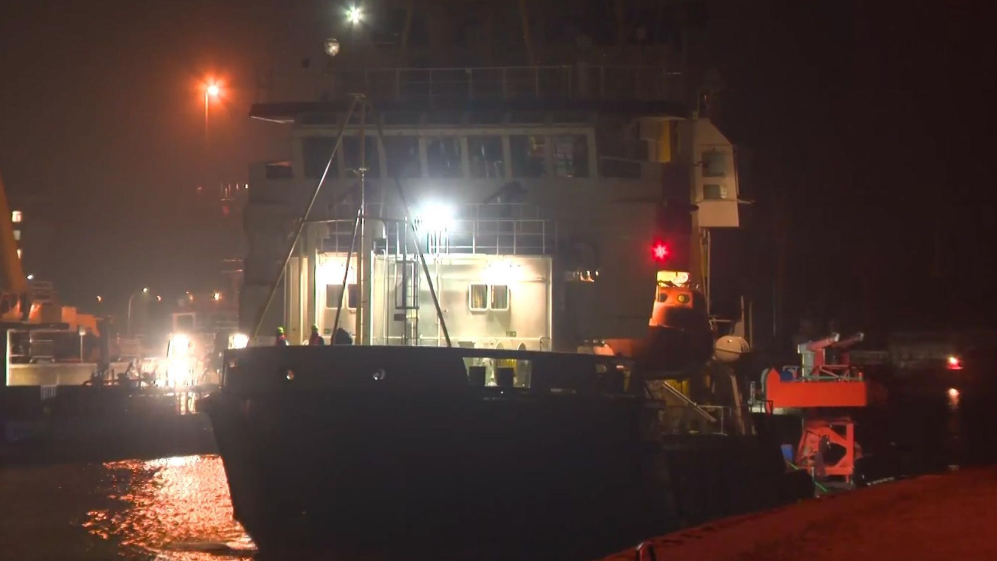 Die „Fortuna B“ liegt im Hafen von Cuxhaven. Eines der beiden Schiffe, die den mehrfach vor der deutschen Küste gestrandeten Wal in die Nordsee brachten, ist am Sonntagabend in Cuxhaven eingelaufen.