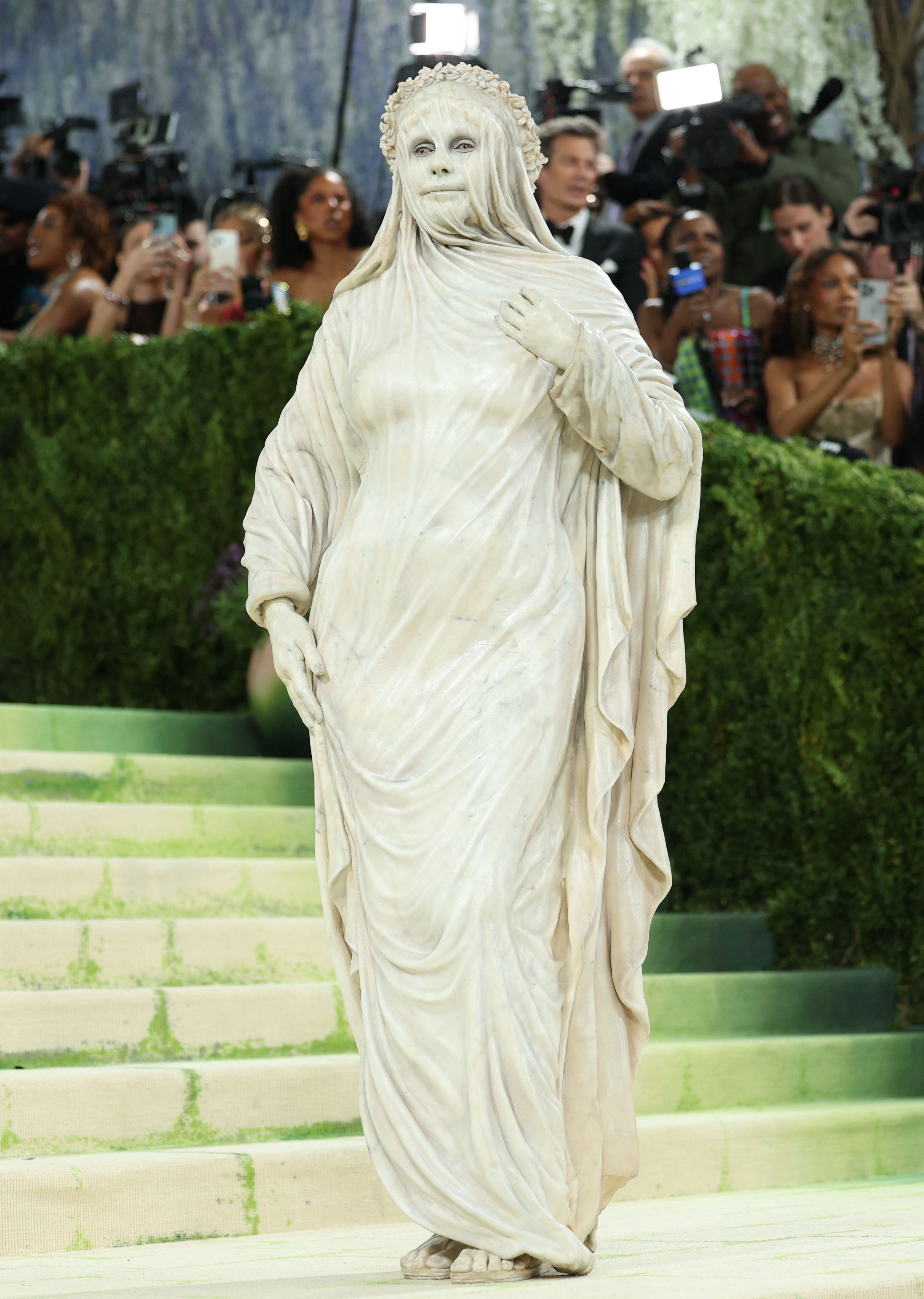 Heidi Klum auf der Treppe der Met Gala.