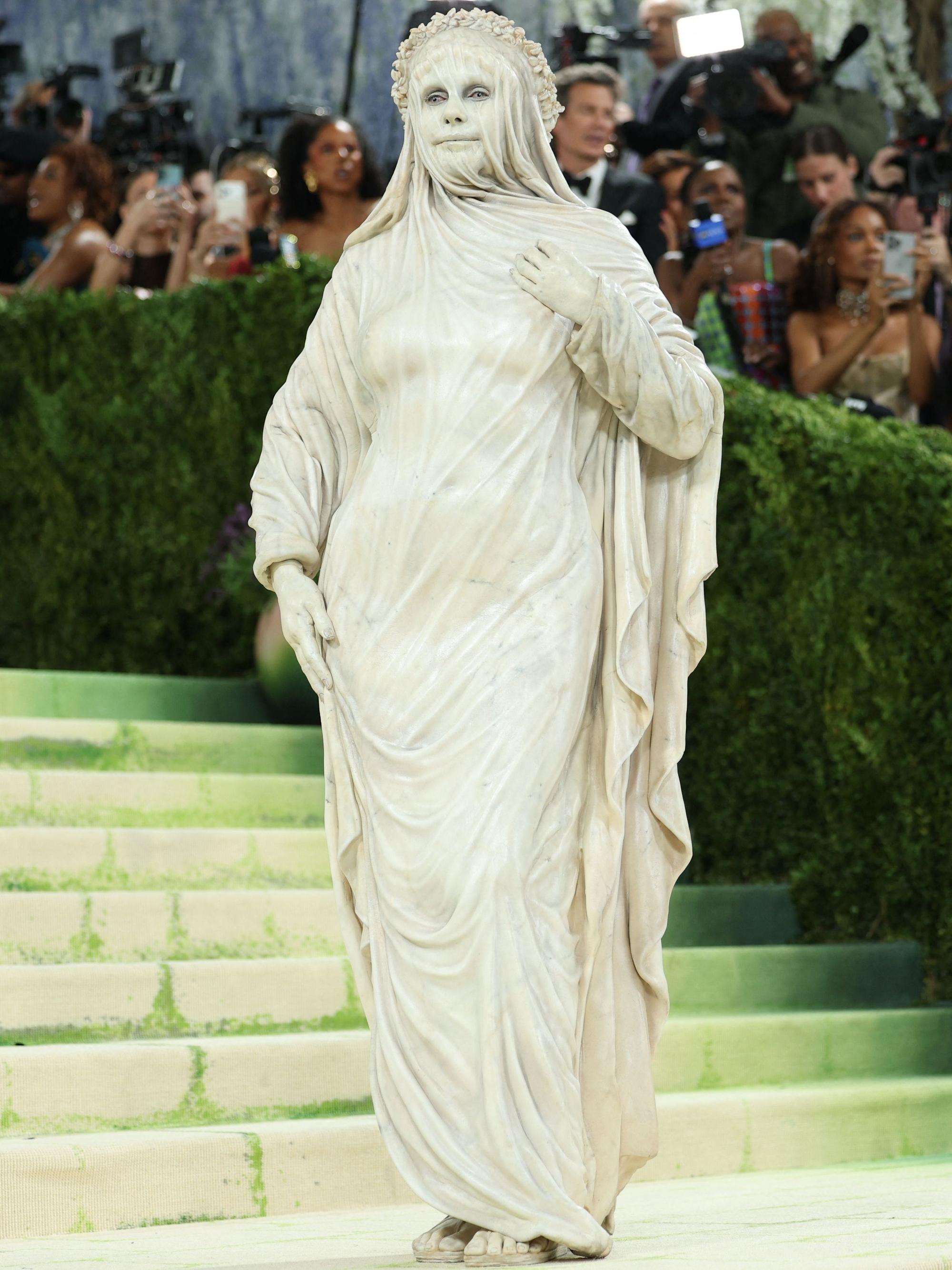 Heidi Klum auf der Treppe der Met Gala.