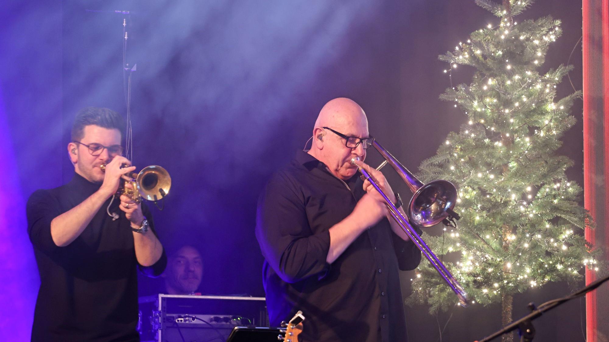 Richie Hellenthal (r.) bei einem Brings-Konzert im Dezember 2025 an der Posaune. Links Michael Kuhl an der Trompete.