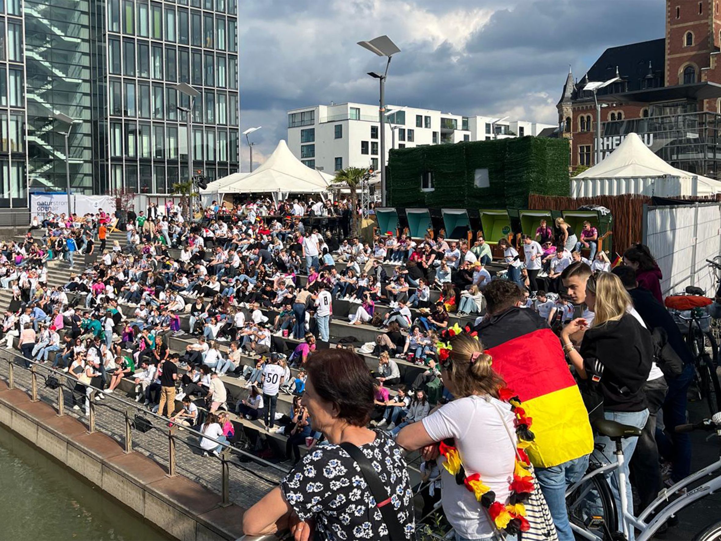 Das Sommerkino im Rheinauhafen zeigt zumindest die Spiele der deutschen Mannschaft.