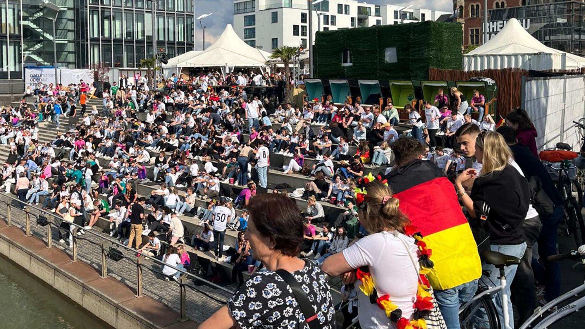 Das Sommerkino im Rheinauhafen zeigt zumindest die Spiele der deutschen Mannschaft.