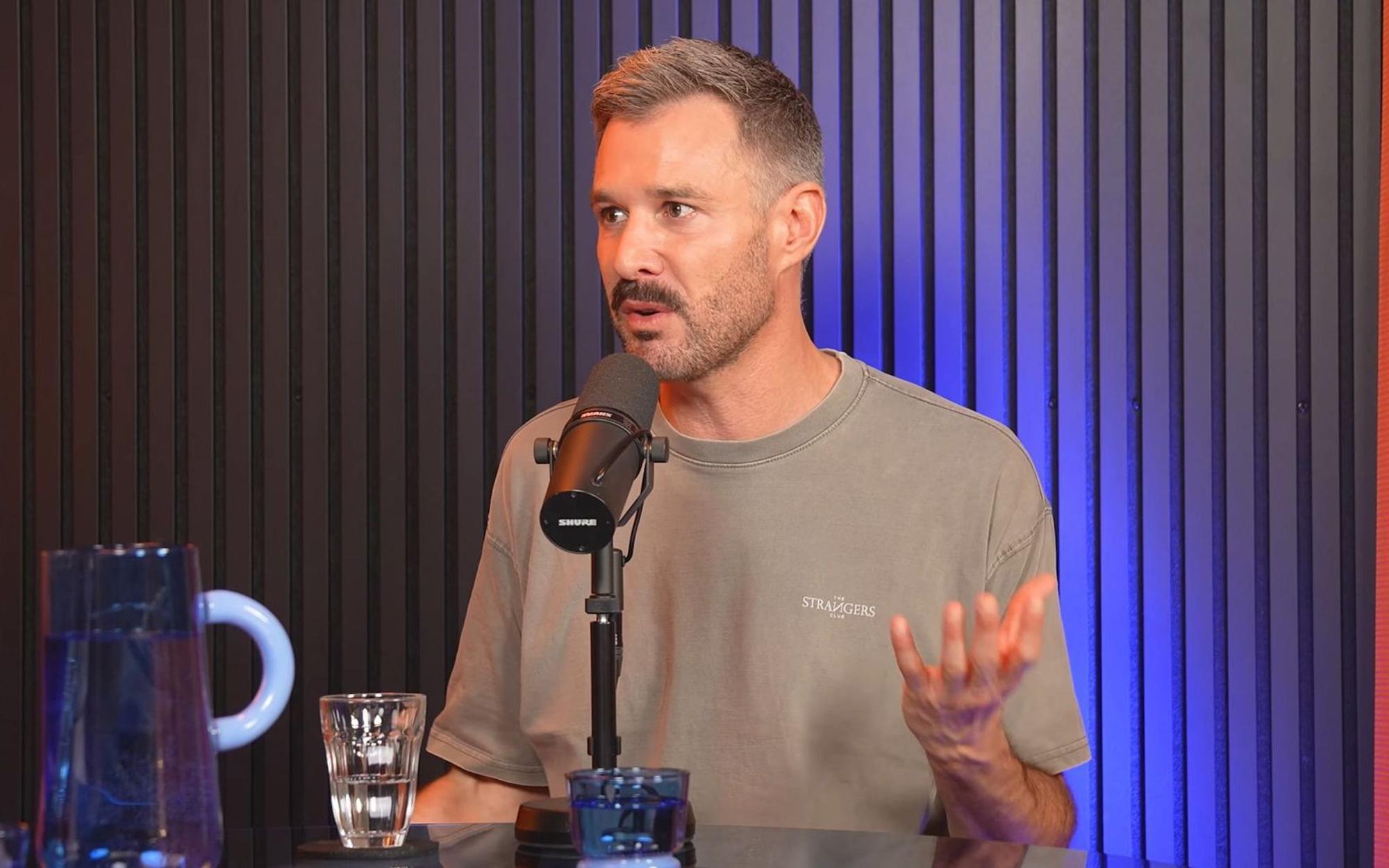Jochen Schropp hat im Podcast „Zwischen den Zeilen“ über seine Trennung gesprochen. (Bild: Early Studios)