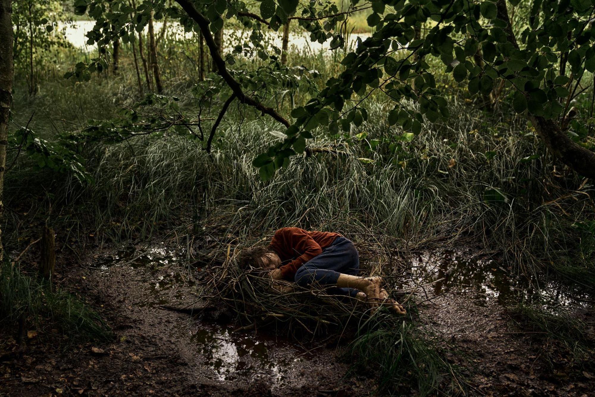 Das Ende eines Ausflugs vor etwa 30 Jahren: Der ermordete Junge war schon seit Tagen gesucht worden. Aber was hat der Fall mit der aktuellen Mordserie zu tun? (Bild: Tine Harden / Netflix)