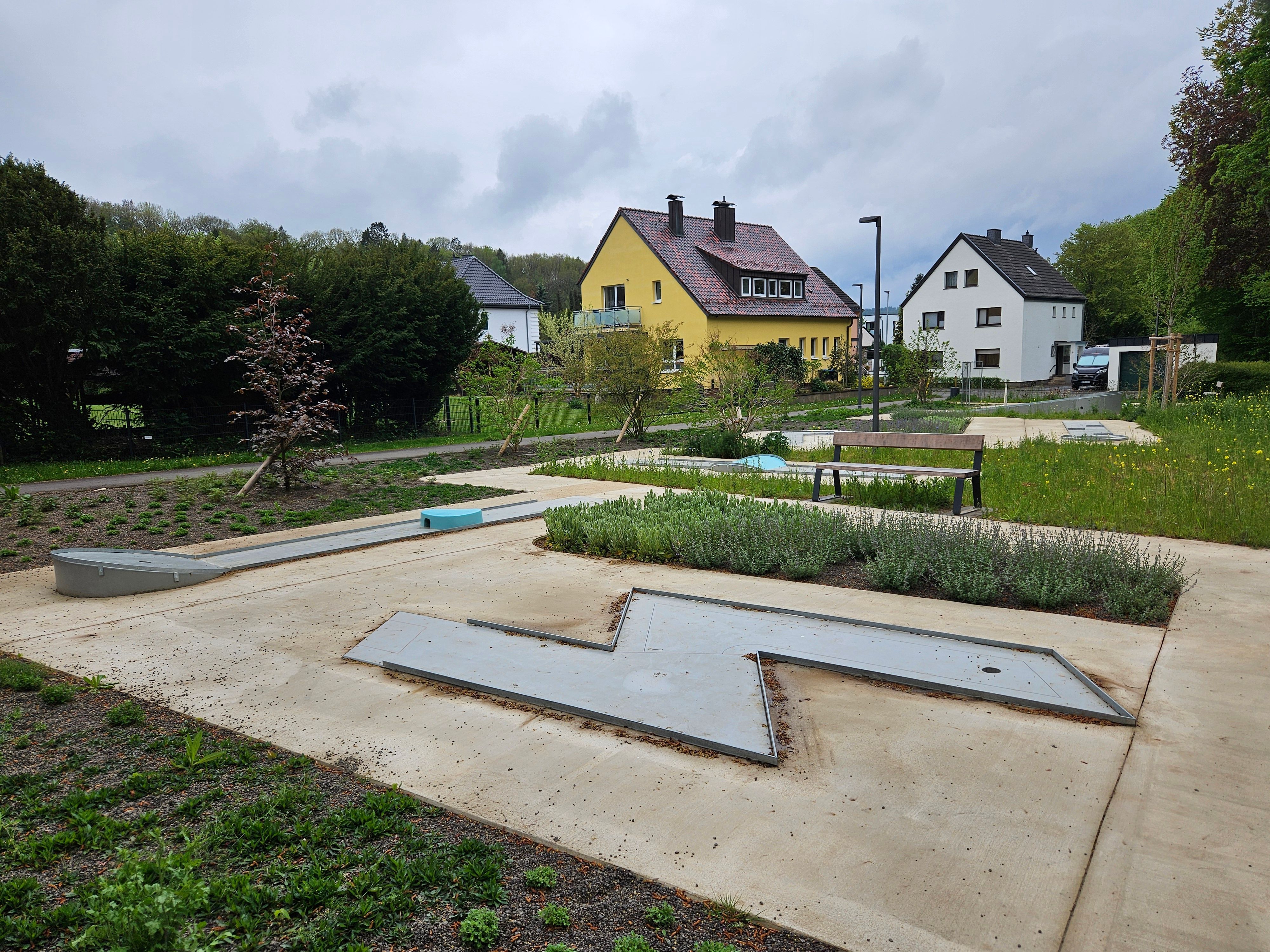 Das Bild zeigt die neue Minigolfanlage in Gemünd.