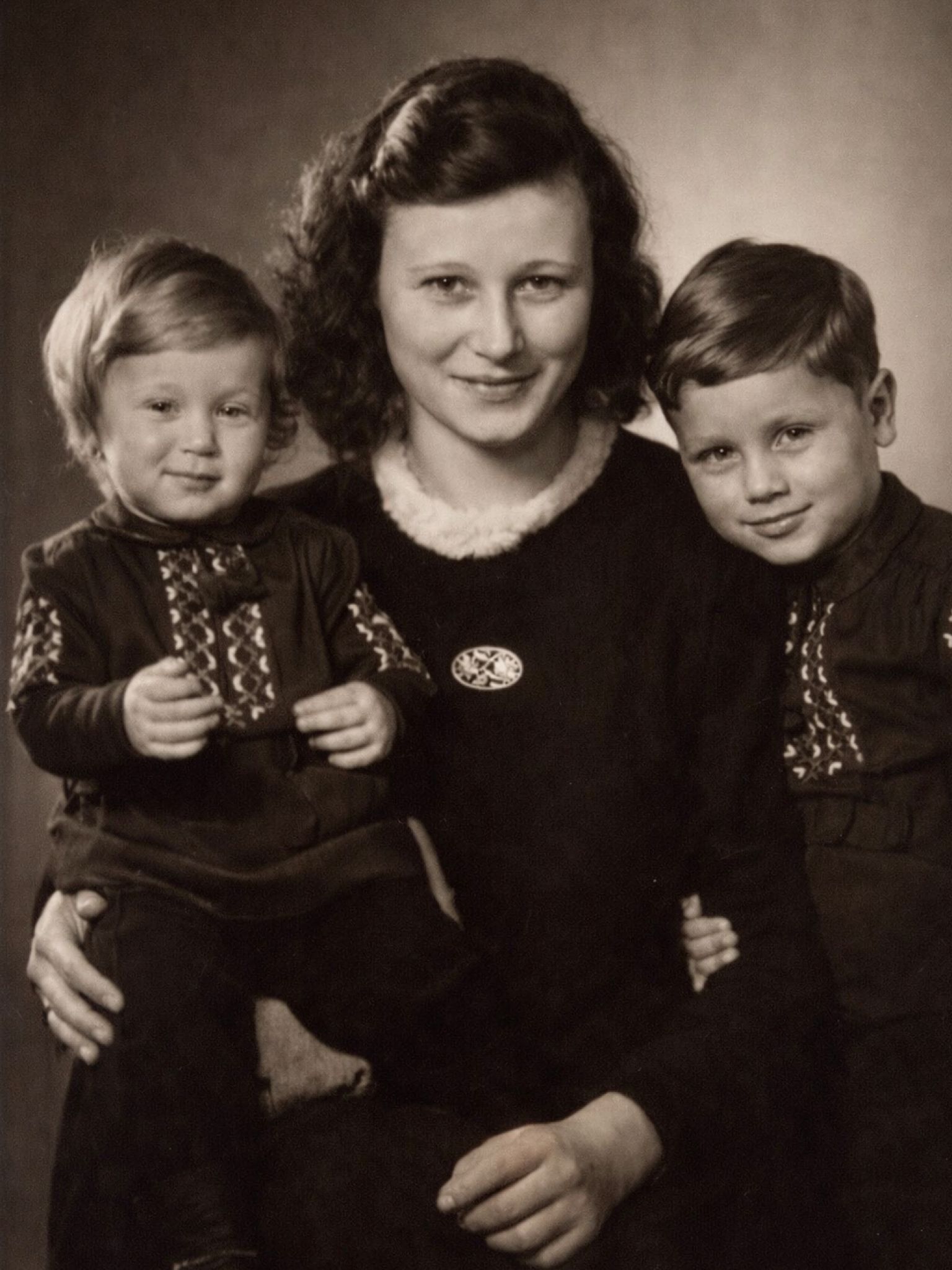 Thomas Gabelin als Kind (links) mit seiner Mutter Lore Gabelin und seinem Bruder Richard (rechts).