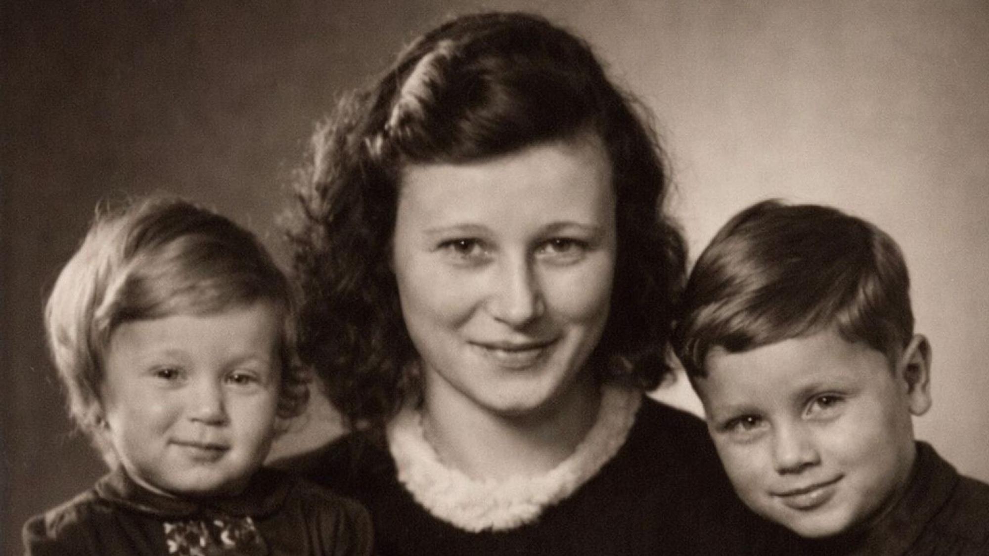 Thomas Gabelin als Kind (links) mit seiner Mutter Lore Gabelin und seinem Bruder Richard (rechts).