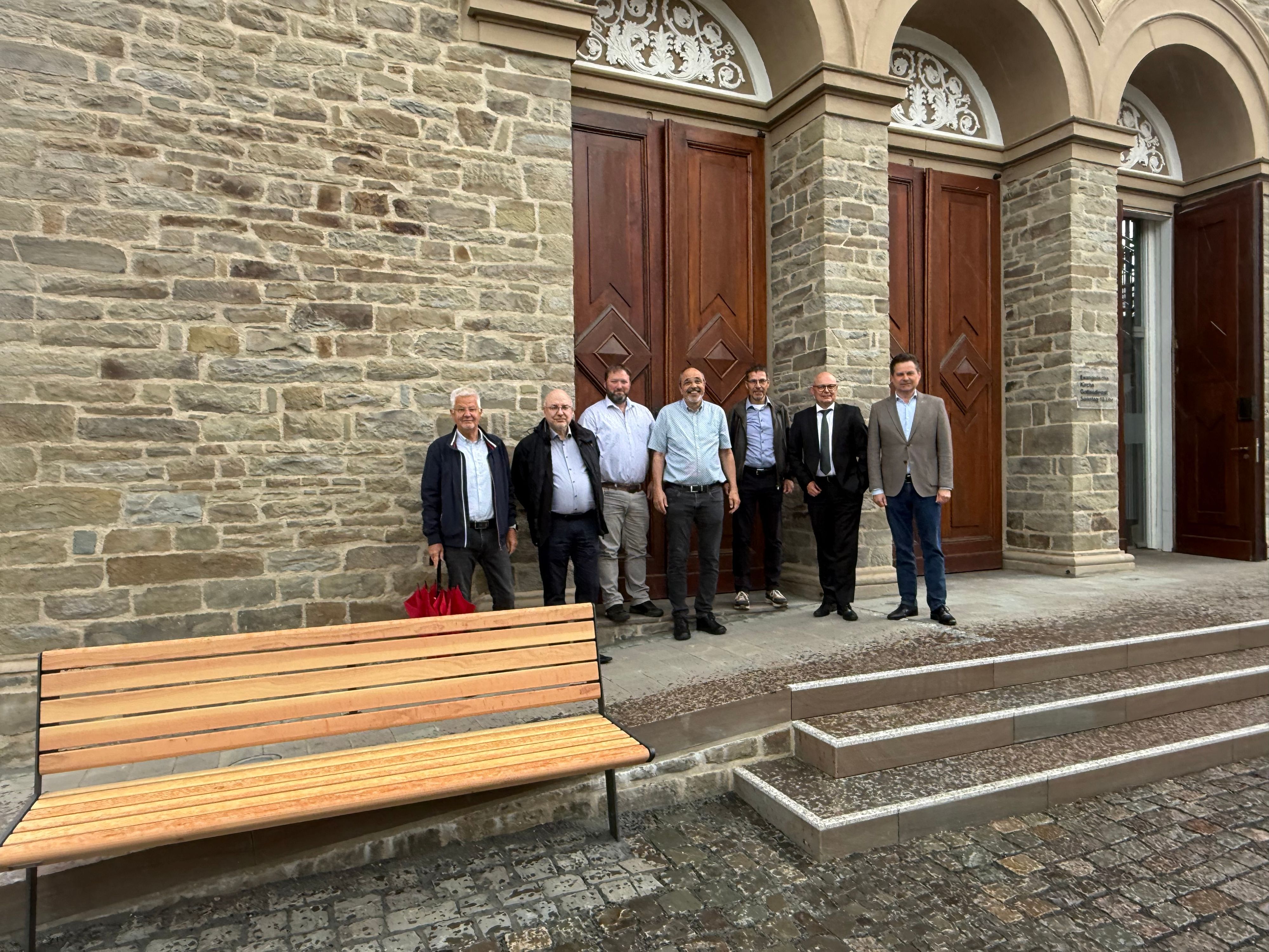 Bürgermeister Ulrich Stücker und Vertreter des Presbyteriums, des Fördervereins der Evangelischen Kirche, des Vorstands der Volksbank und der Bauleiter machten sich ein Bild von der fertigen Sanierung der Außenanlage.