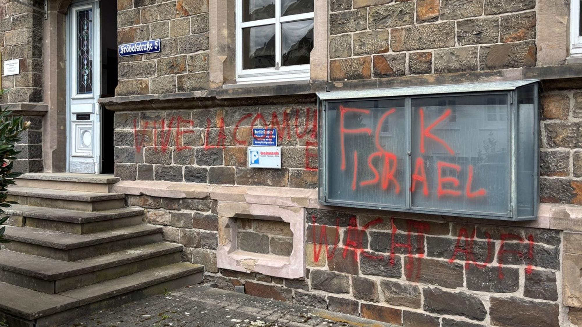 Zu sehen ist das beschmierte Gebäude der CDU-Kreisgeschäftsstelle.