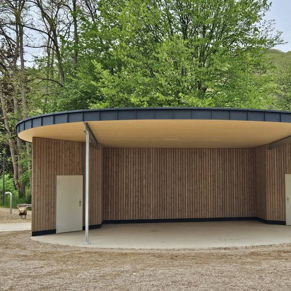 Das Bild zeigt einen fertiggestelltern Bau im Kurpark.