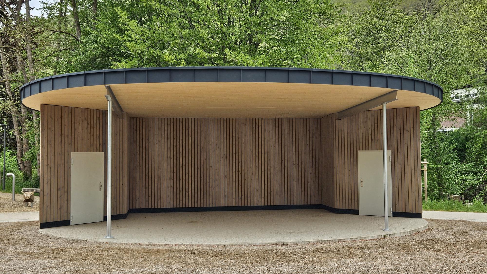Das Bild zeigt einen fertiggestelltern Bau im Kurpark.
