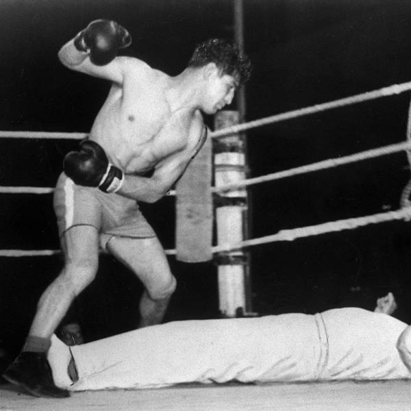 Der Kölner Boxer Peter Müller, genannt "de Aap" (= der Affe), schaut auf den Ringrichter Max Pippow, der K.o. auf dem Boden des Ringes liegt (1952).