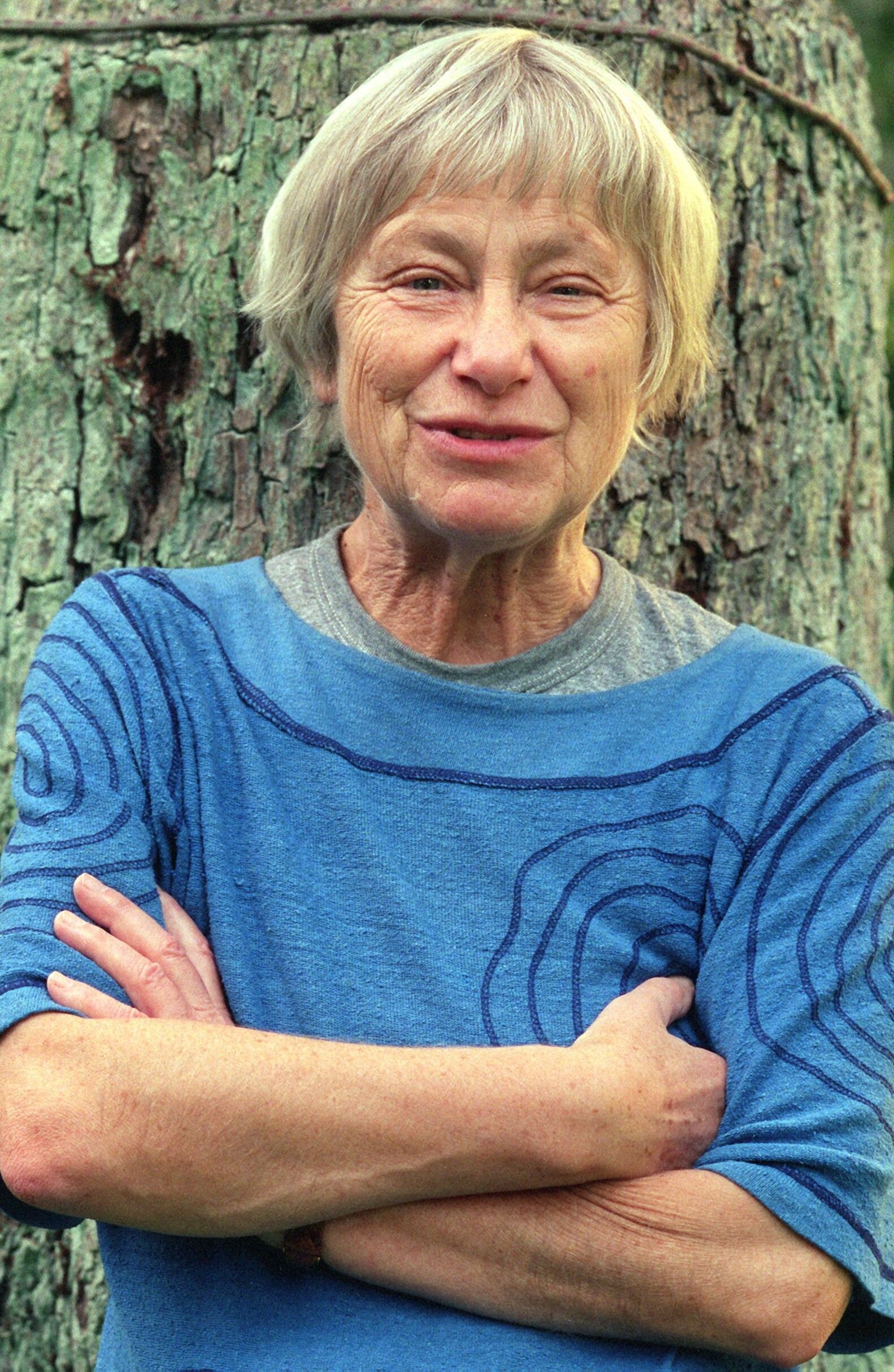Dorothee Sölle lehnt am Dienstag (21.09.1999) in Hamburg im Garten ihres Hauses an einem Baum.