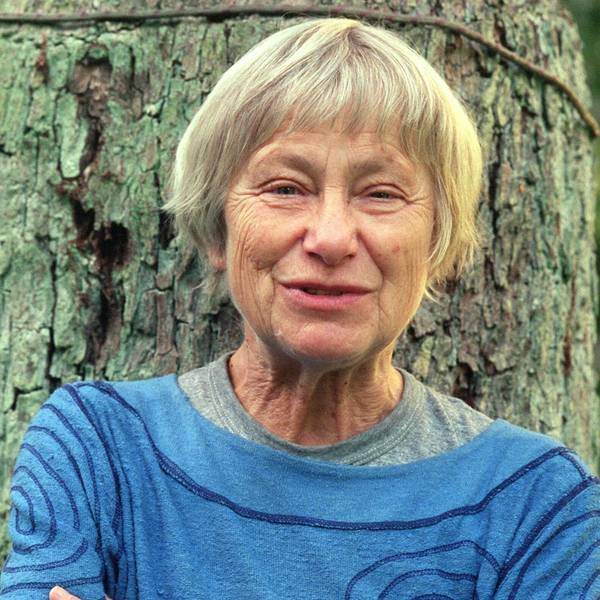 Dorothee Sölle lehnt am Dienstag (21.09.1999) in Hamburg im Garten ihres Hauses an einem Baum.