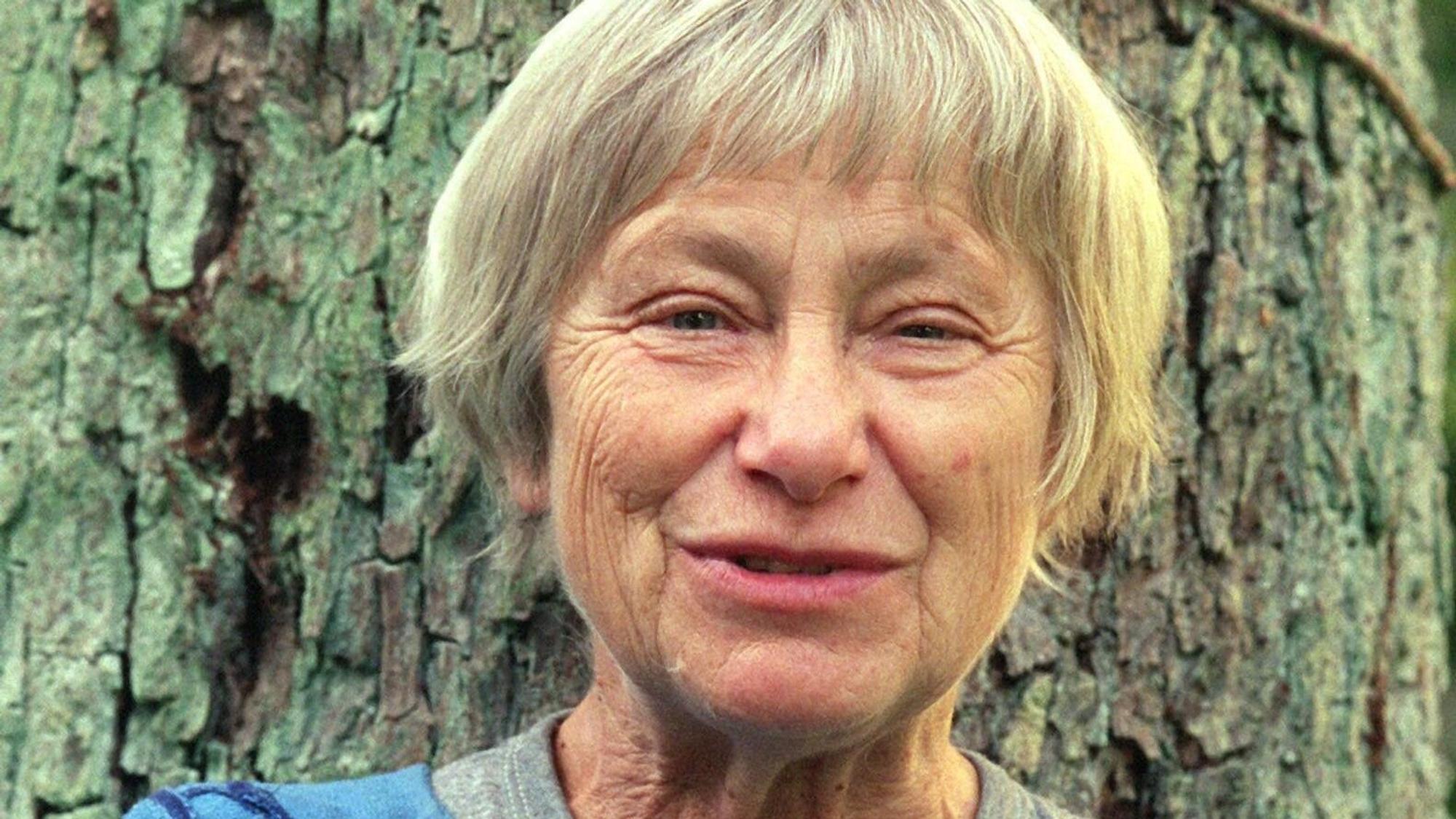 Dorothee Sölle lehnt am Dienstag (21.09.1999) in Hamburg im Garten ihres Hauses an einem Baum.