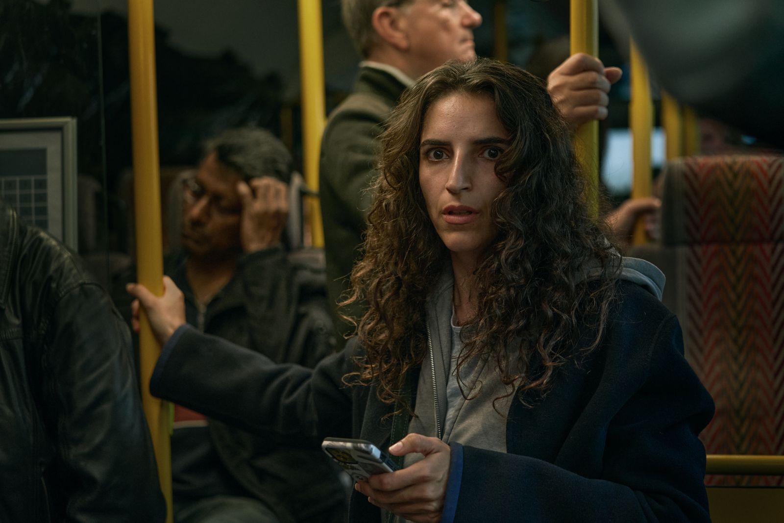 Zara Solak (Ellaha Lack) wird von einem Unbekannten gestalkt und mit Nachrichten bombardiert, in denen sie beleidigt und bedroht wird.  (Bild: Tine Harden / Netflix)