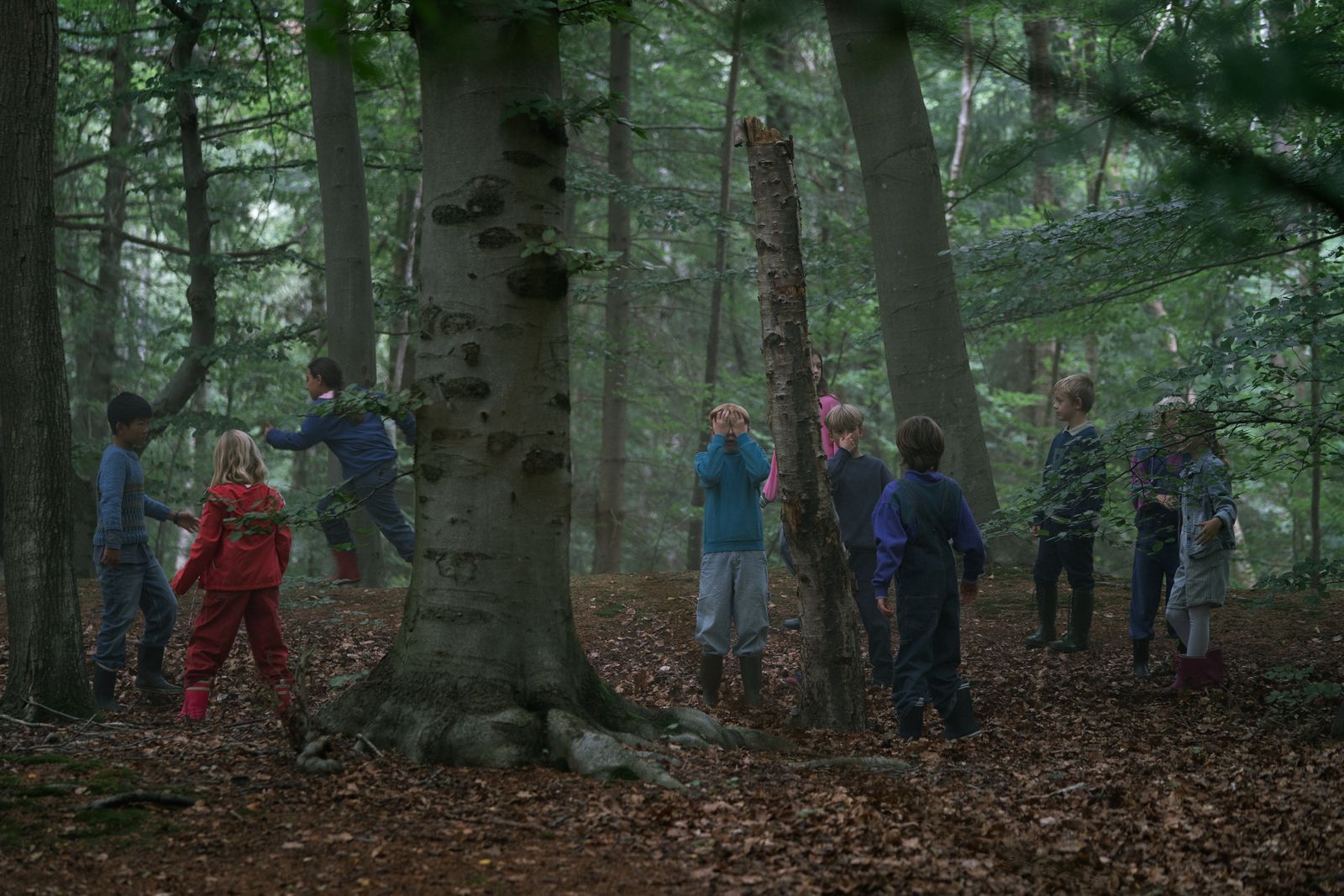 Vor etwa 30 Jahren machte eine Gruppe von Heimkindern einen Ausflug, unter anderem, um Vögel zu beobachten. Die Kinder spielten Verstecken, Emil(David Dam Jexent, Mitte) zählte den bekannten Abzählreim - und stieß bei der Suche nach den anderen auf eine Leiche. (Bild: Tine Harden / Netflix)
