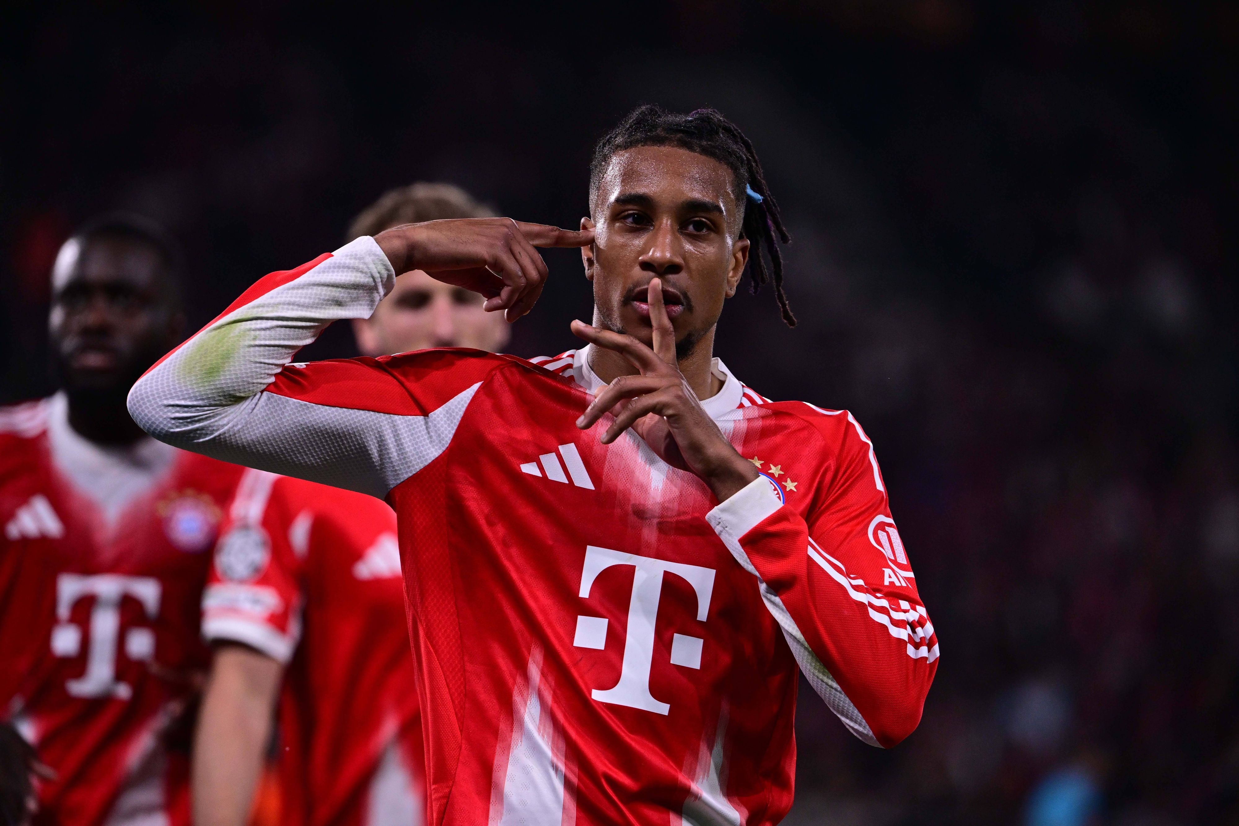 Michael Olise von Bayern Muenchen jubelt.