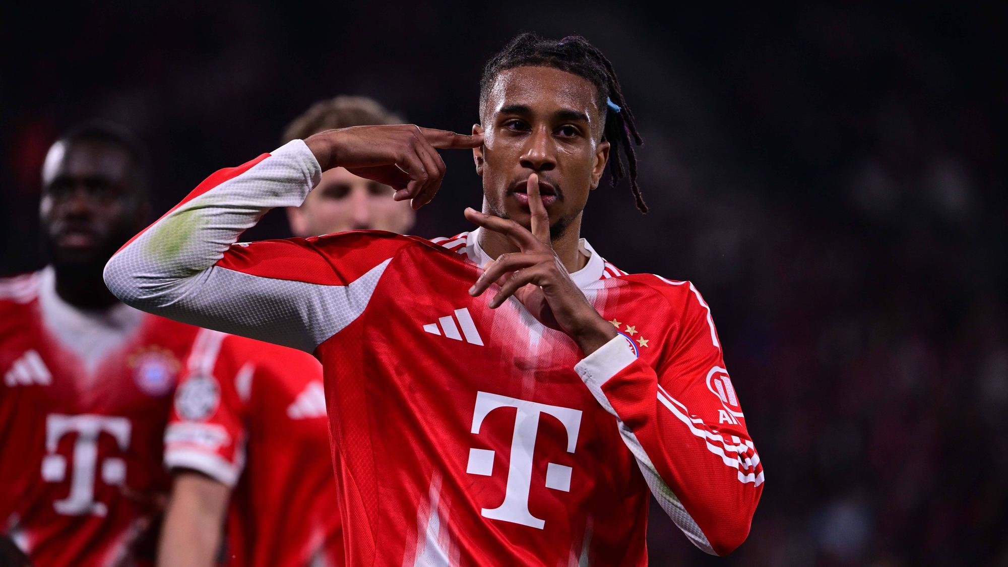 Michael Olise von Bayern Muenchen jubelt.
