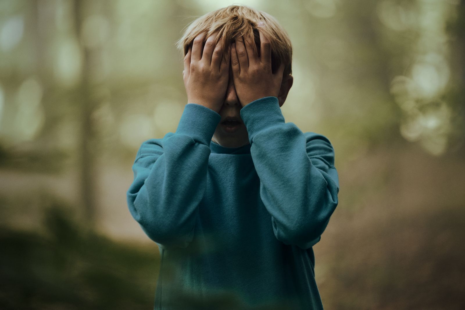 Vor vielen Jahren spielte Emil (David Dam Jexent) bei einem Ausflug mit anderen Heimkindern Verstecken, wenig später machte er einen grausigen Fund.  (Bild: Tine Harden/Netflix)