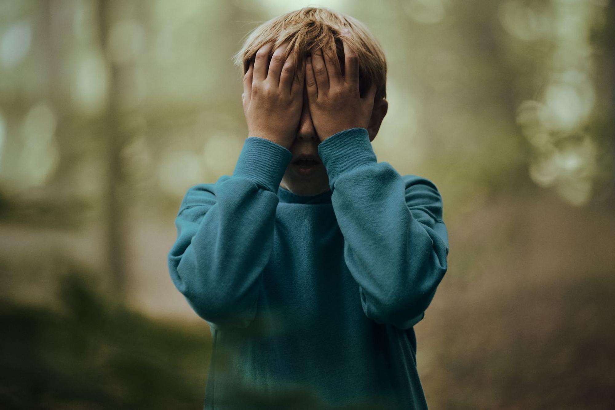 Vor vielen Jahren spielte Emil (David Dam Jexent) bei einem Ausflug mit anderen Heimkindern Verstecken, wenig später machte er einen grausigen Fund. (Bild: Tine Harden/Netflix)