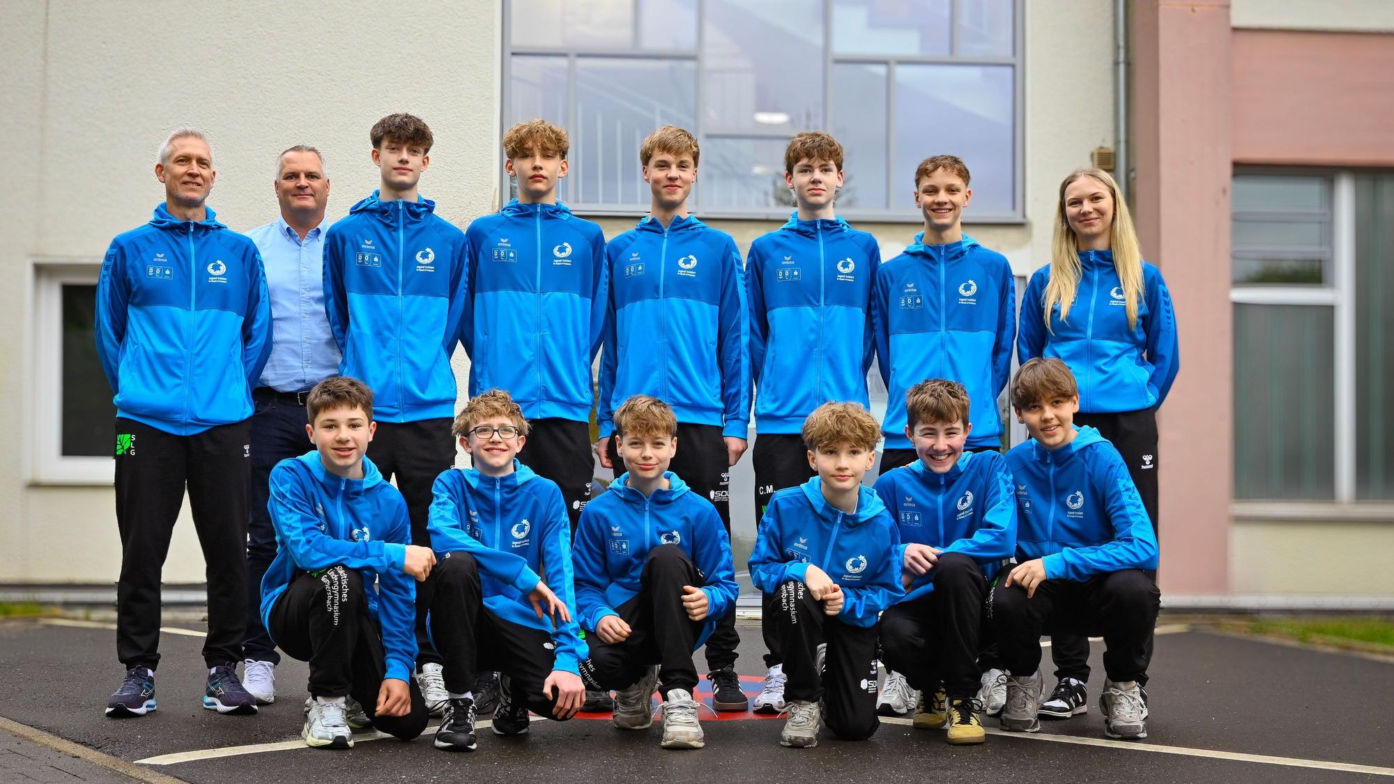 Gruppenfoto vor der Sporthalle Reininghauser Straße.
