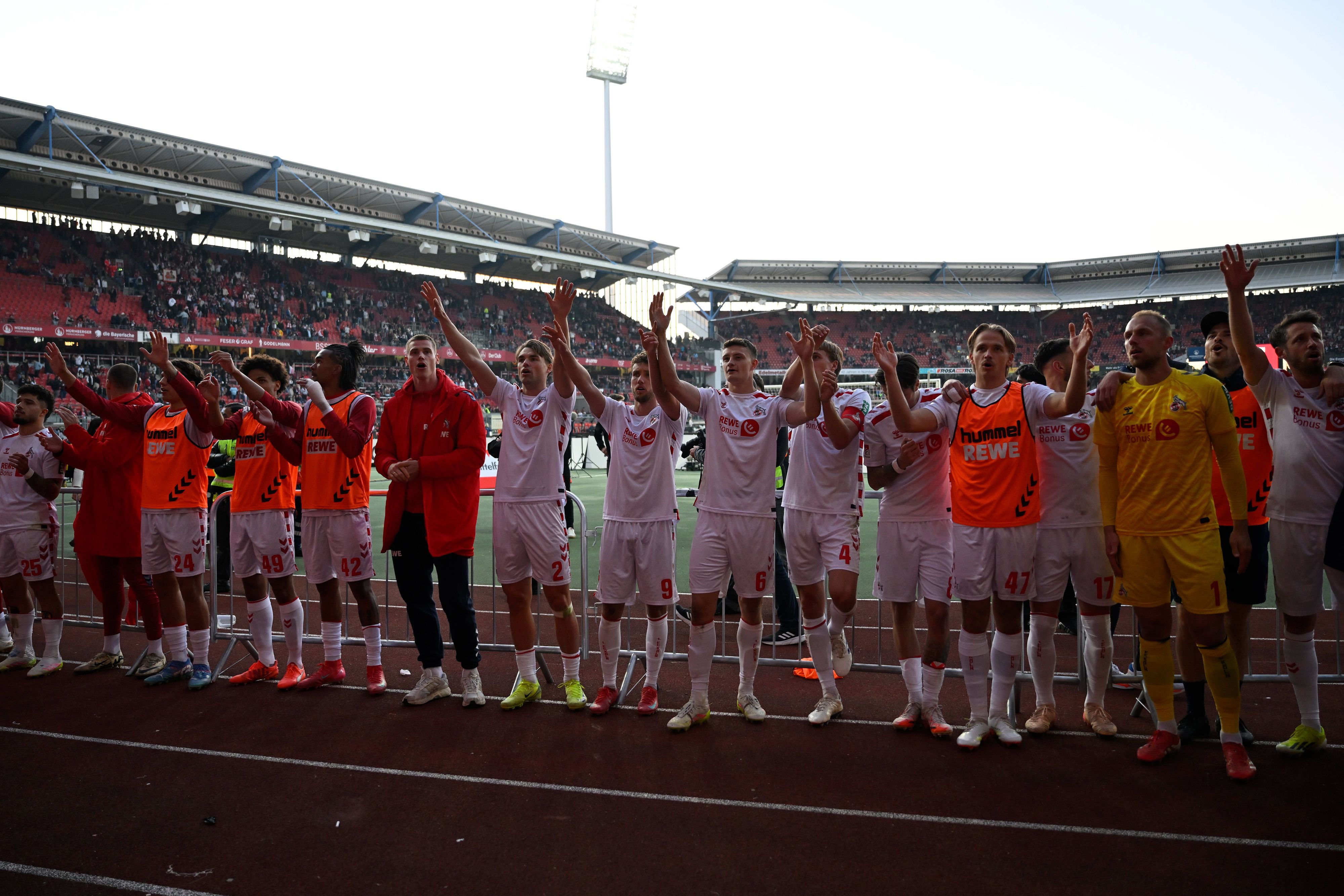 FC-Profis vor der Kurve